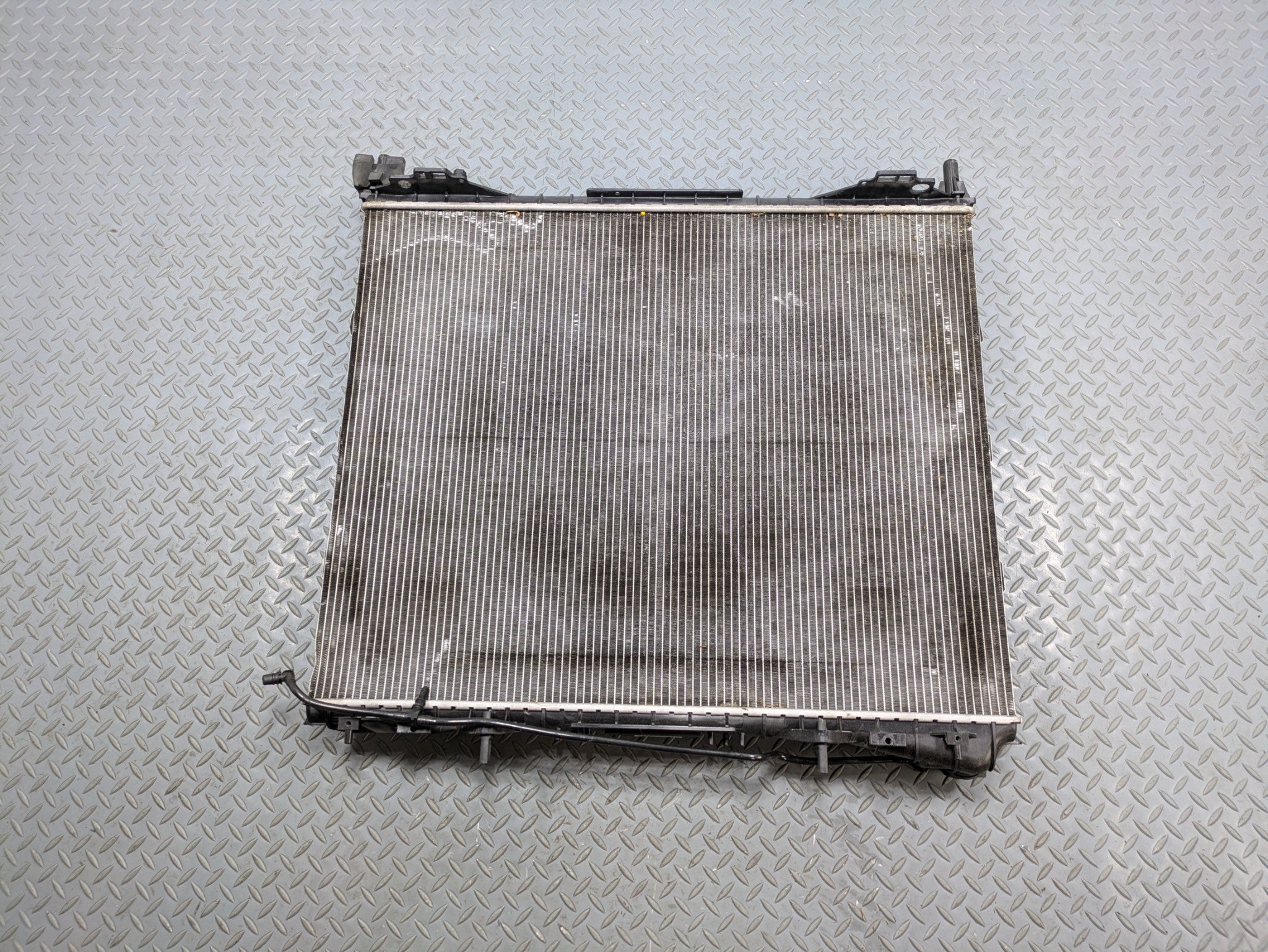 2013 - 2017 OEM LAND ROVER RANGE ROVER ENGINE COOLING MAIN RADIATOR ASSEMBLY