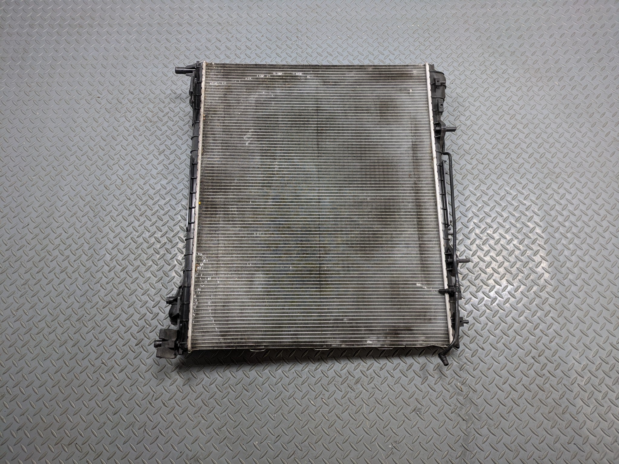 2013 - 2017 OEM LAND ROVER RANGE ROVER ENGINE COOLING MAIN RADIATOR ASSEMBLY