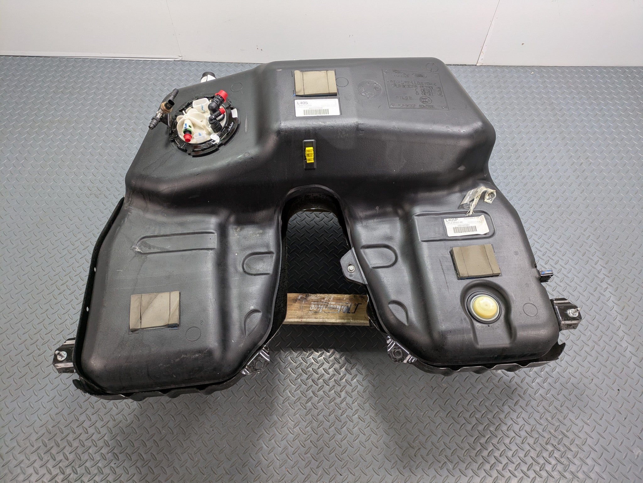 2013 - 2017 OEM LAND ROVER RANGE ROVER FUEL GAS TANK RESERVOIR ASSEMBLY