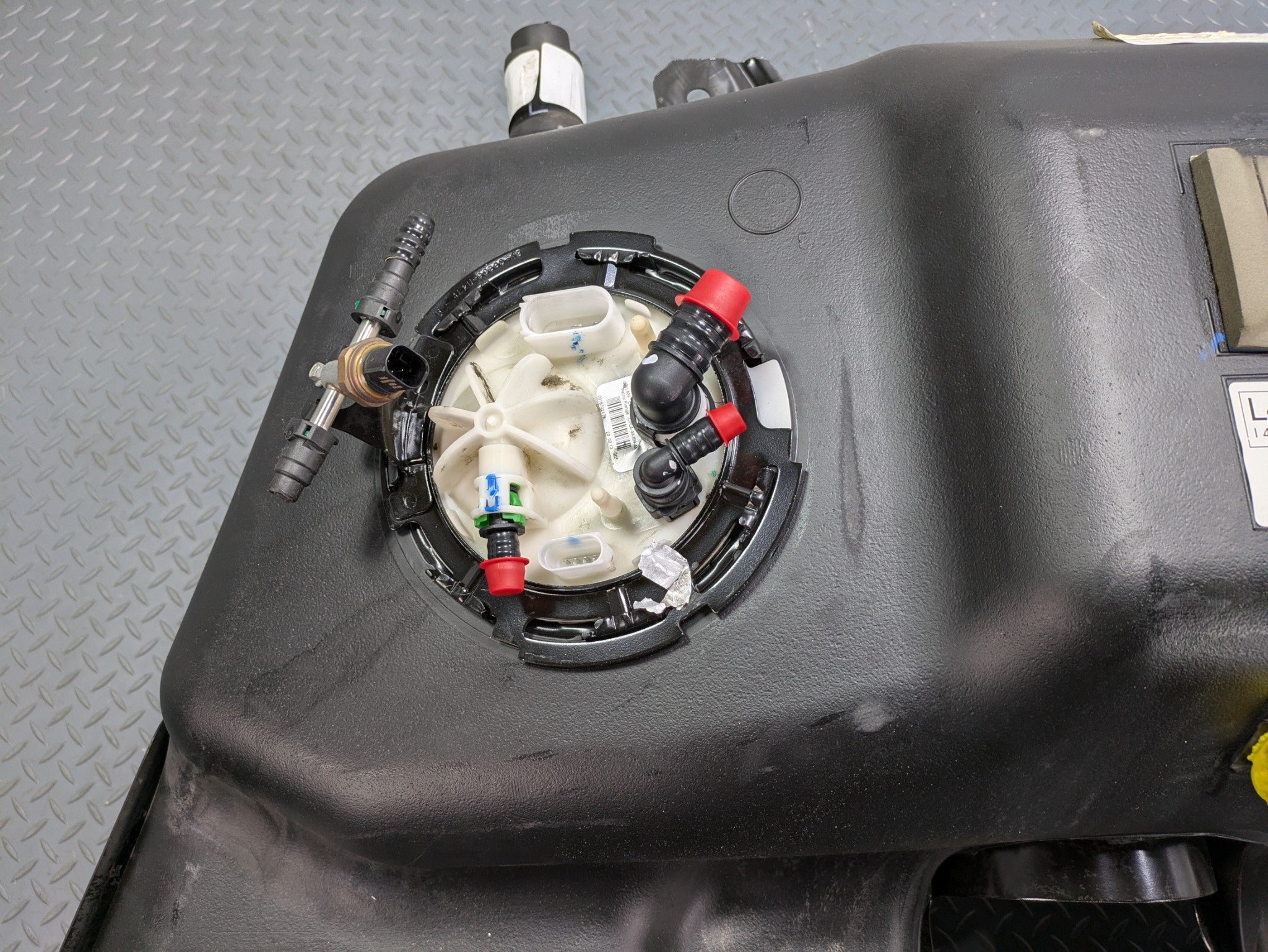 2013 - 2017 OEM LAND ROVER RANGE ROVER FUEL GAS TANK RESERVOIR ASSEMBLY