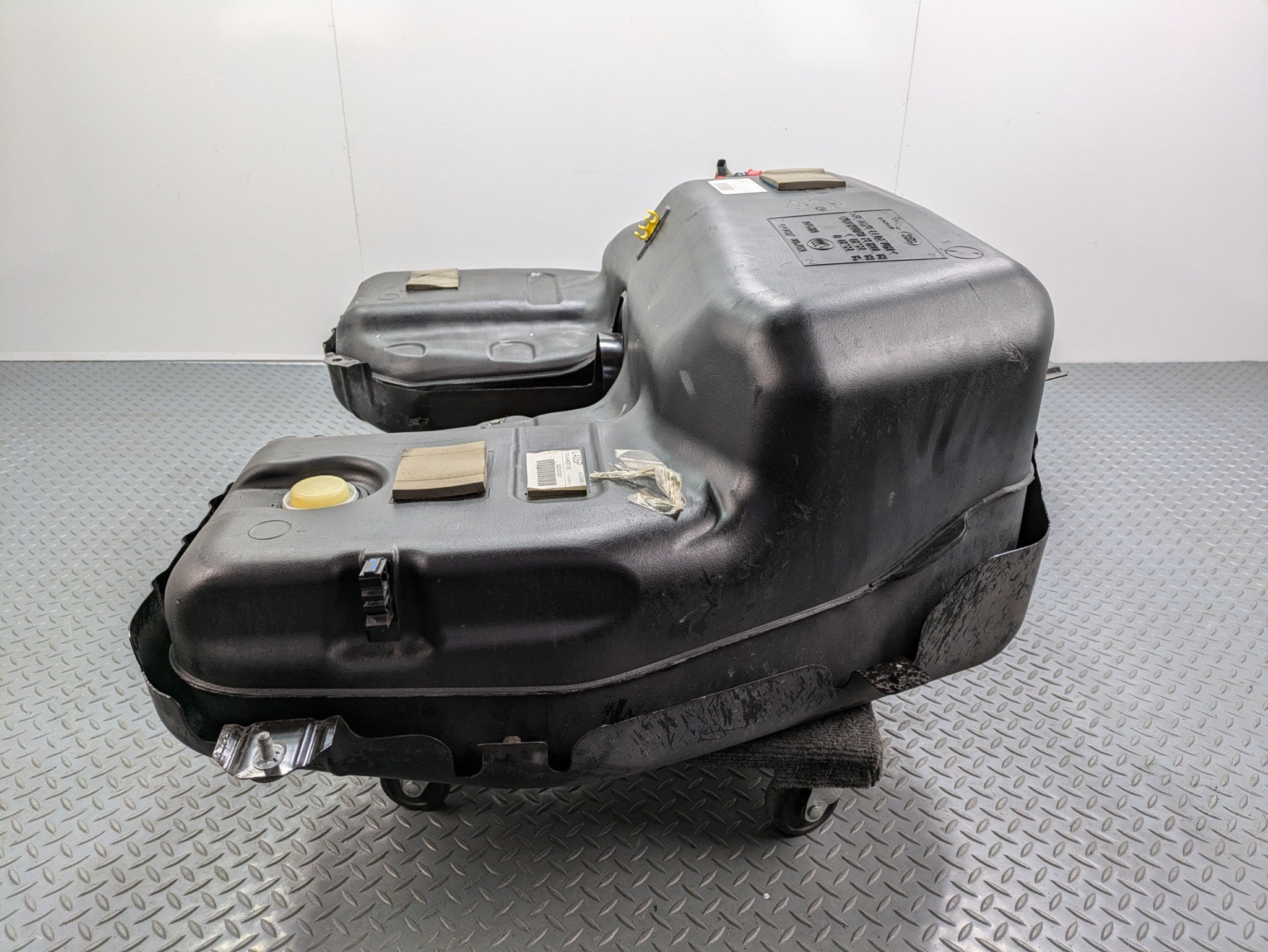 2013 - 2017 OEM LAND ROVER RANGE ROVER FUEL GAS TANK RESERVOIR ASSEMBLY