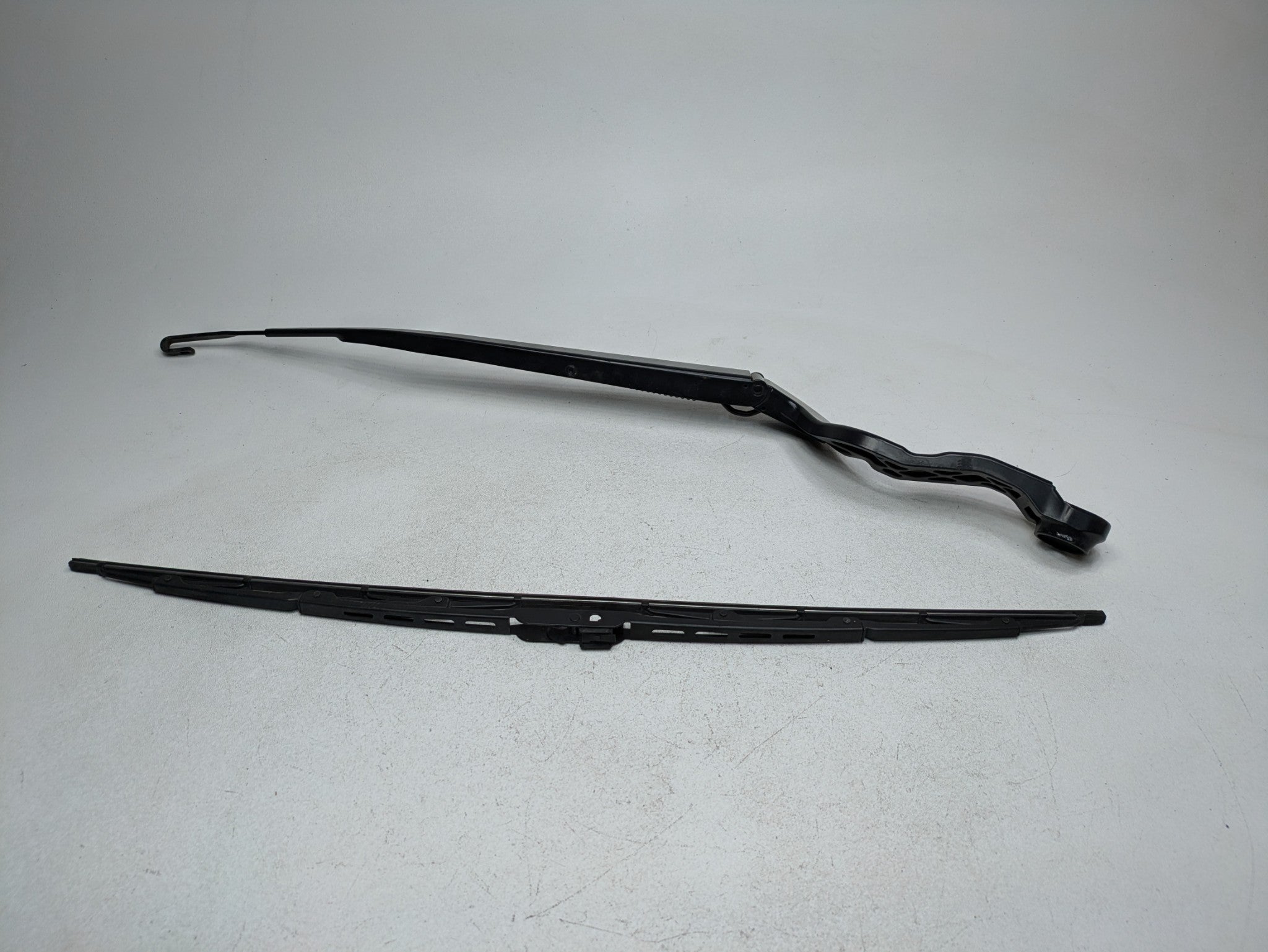 13 - 17 OEM LAND ROVER RANGE ROVER FRONT LEFT WINDSHIELD WIPER ARM WITH BLADE