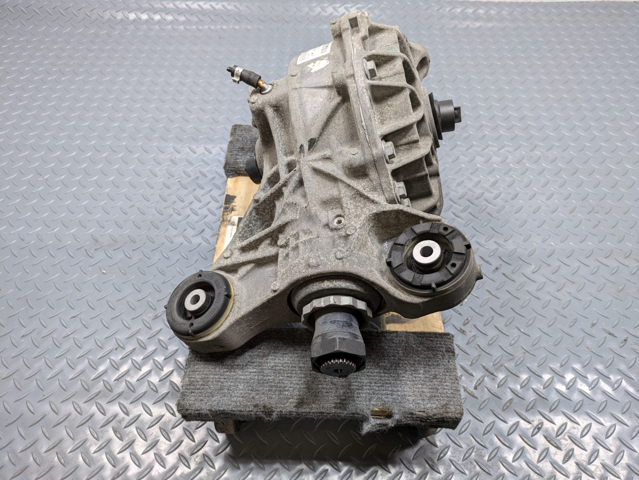 2013 - 2017 OEM LAND ROVER RANGE ROVER REAR DIFFERENTIAL AXLE CARRIER ASSEMBLY