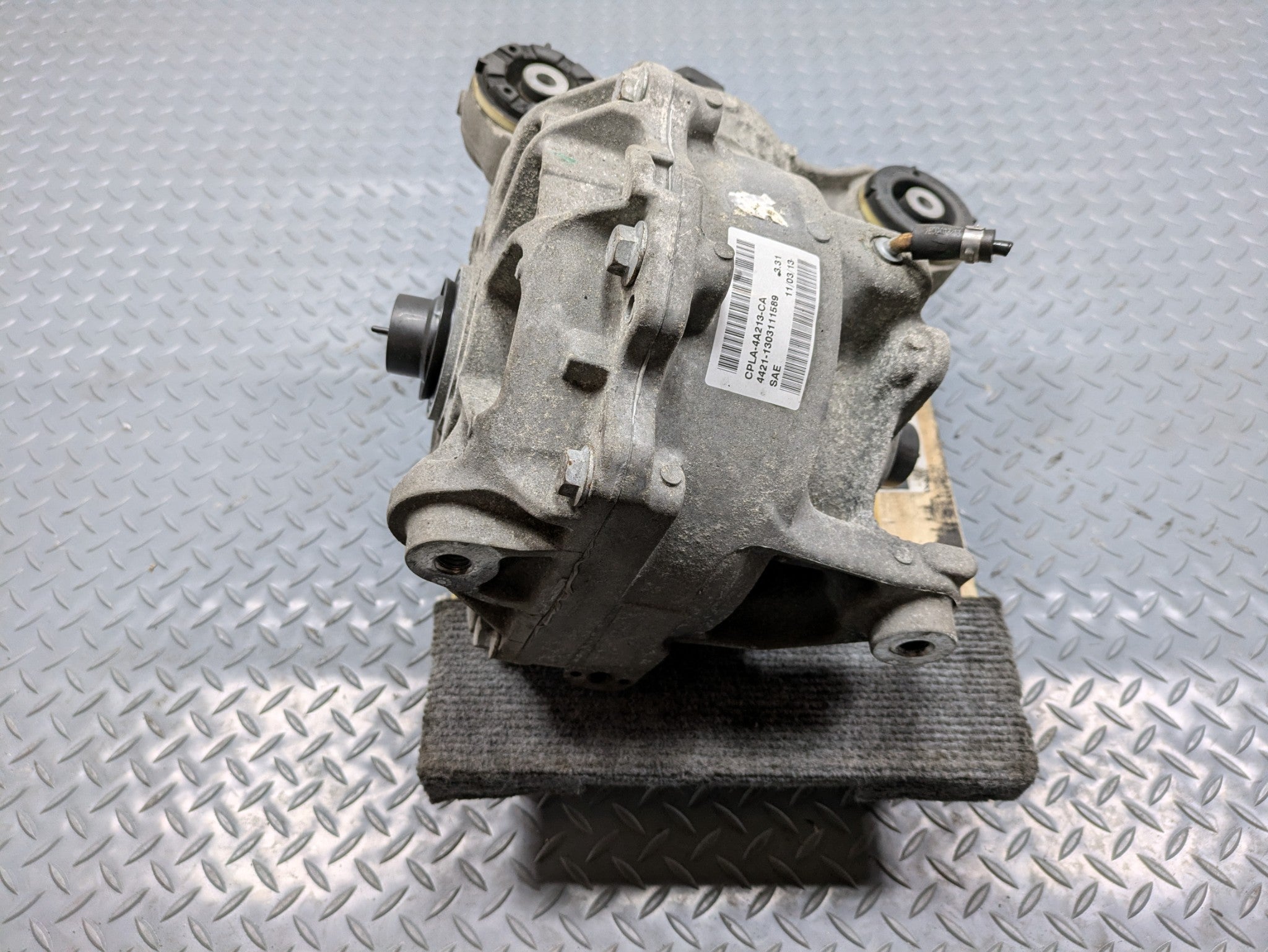 2013 - 2017 OEM LAND ROVER RANGE ROVER REAR DIFFERENTIAL AXLE CARRIER ASSEMBLY