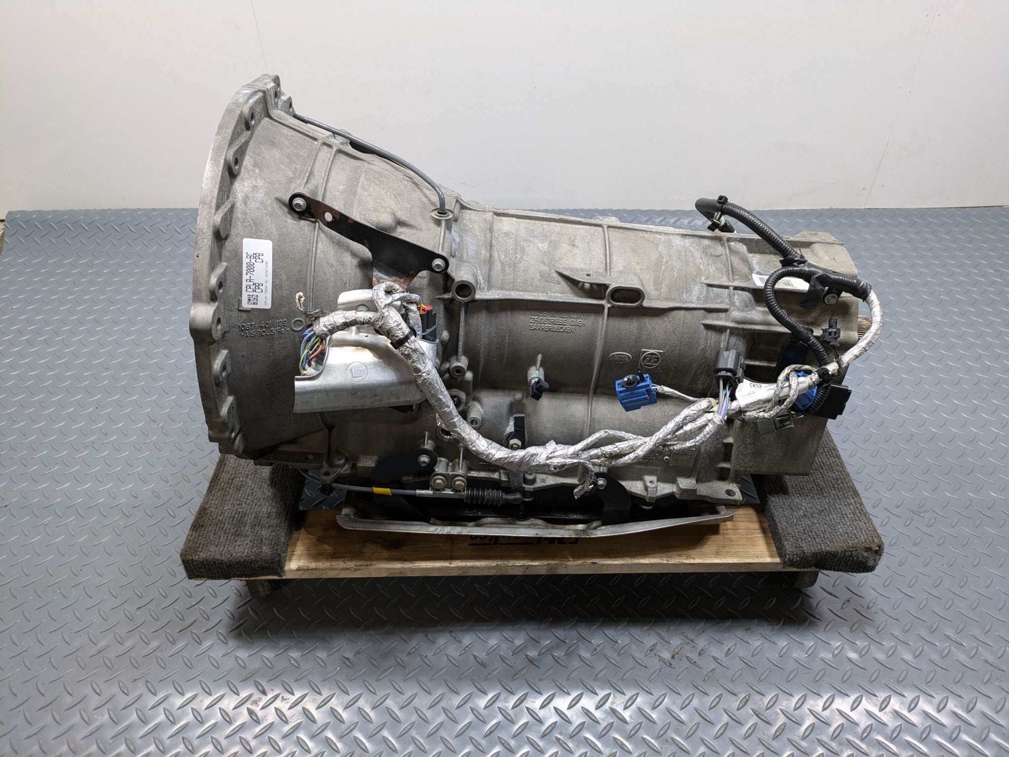 2013 - 2017 OEM LAND ROVER RANGE ROVER AUTOMATIC TRANSMISSION ASSEMBLY AT 5.0L
