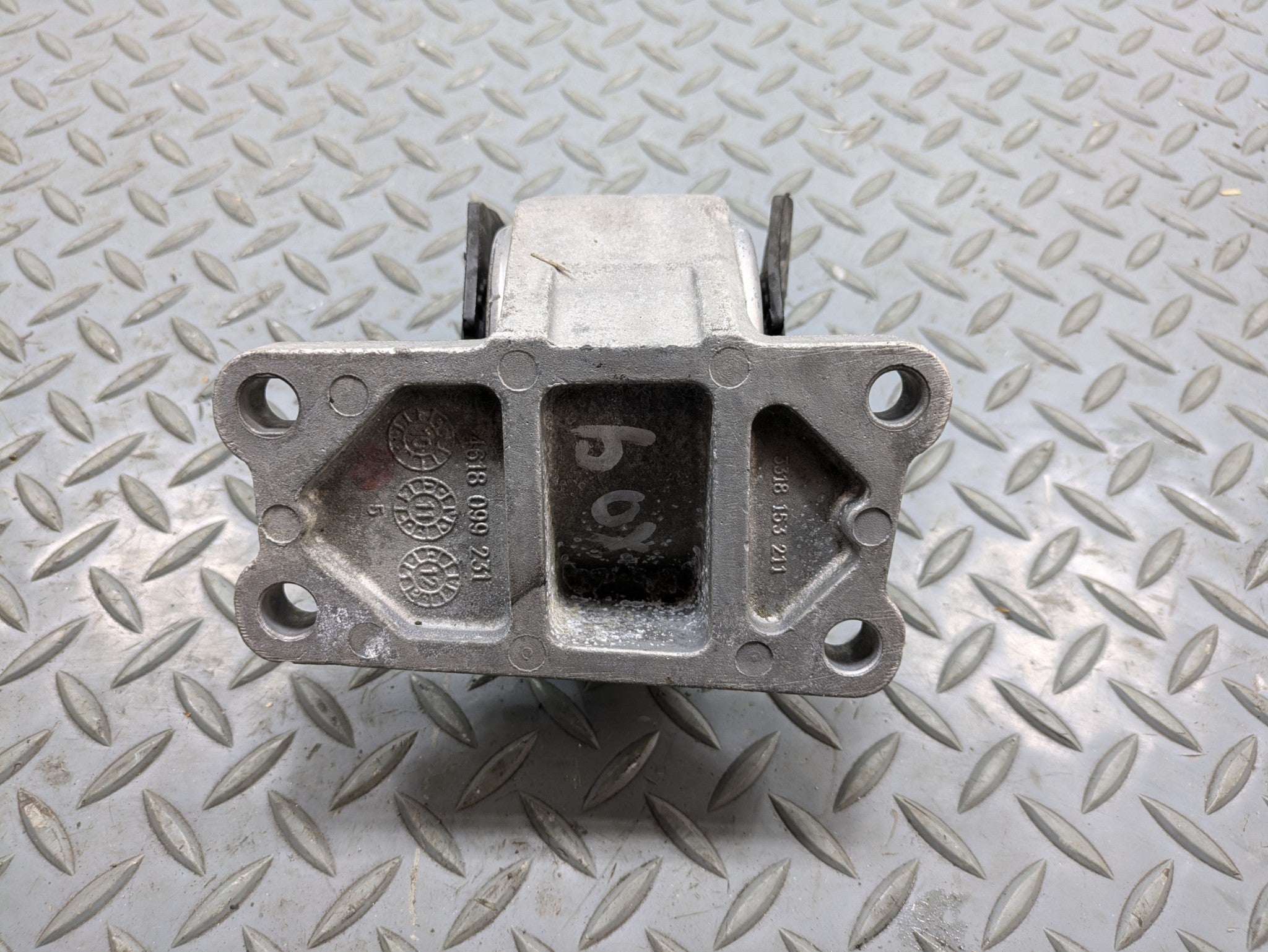 13 - 17 OEM LAND ROVER RANGE ROVER TRANSMISSION GEARBOX MOUNT SUPPORT BRACKET