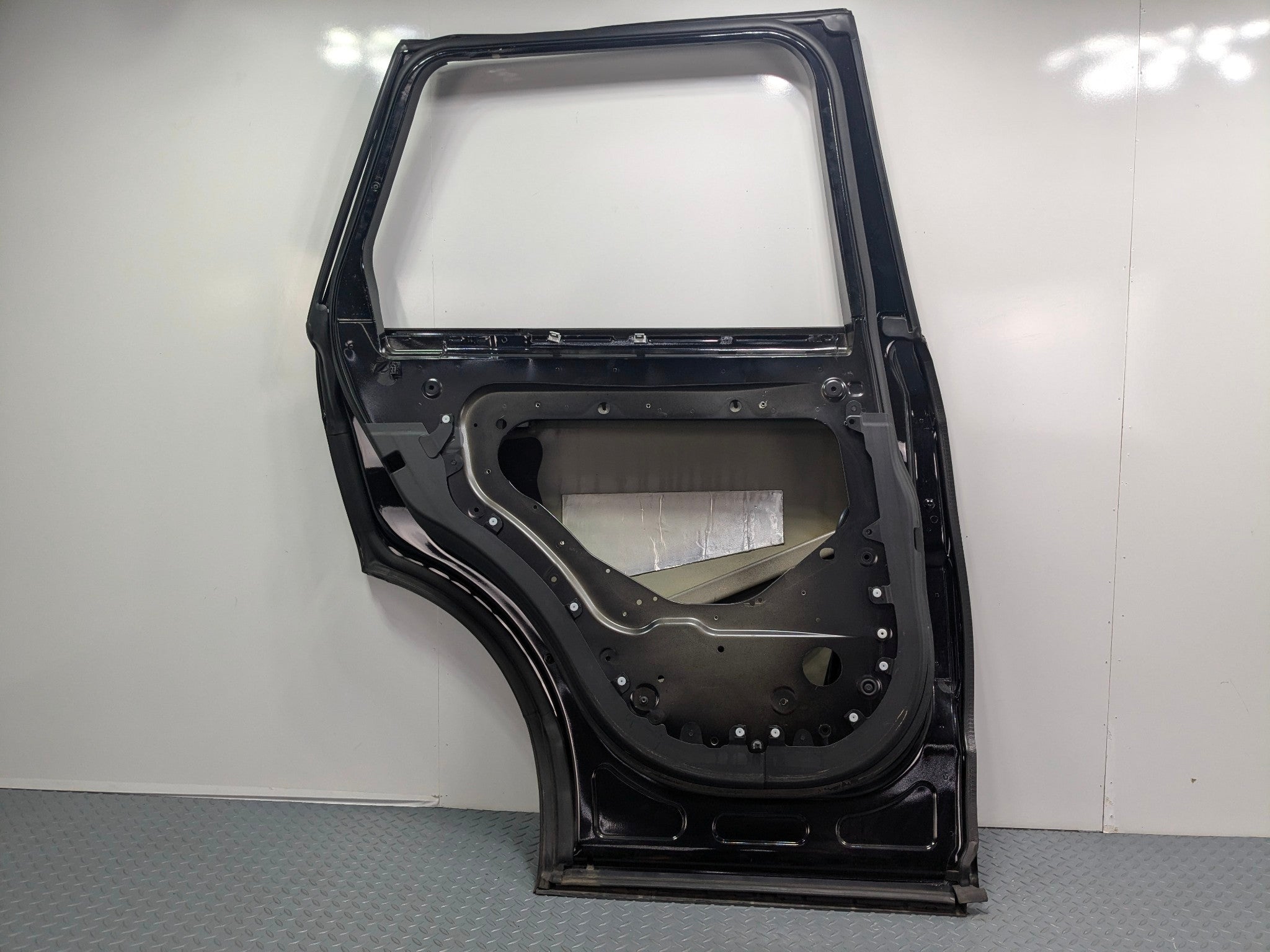 2013 - 2017 OEM LAND ROVER RANGE ROVER REAR LEFT SIDE DOOR SHELL PANEL BLACK