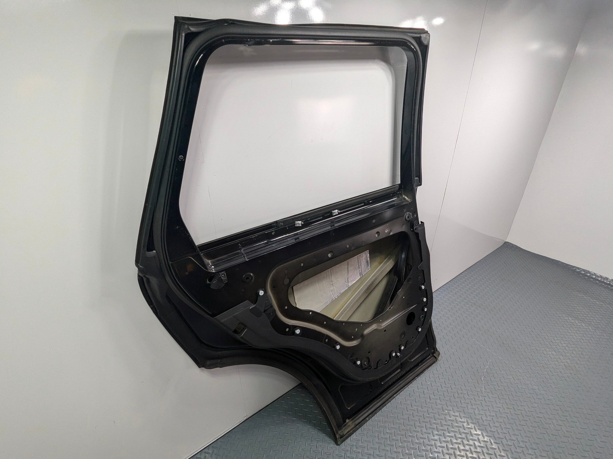 2013 - 2017 OEM LAND ROVER RANGE ROVER REAR LEFT SIDE DOOR SHELL PANEL BLACK