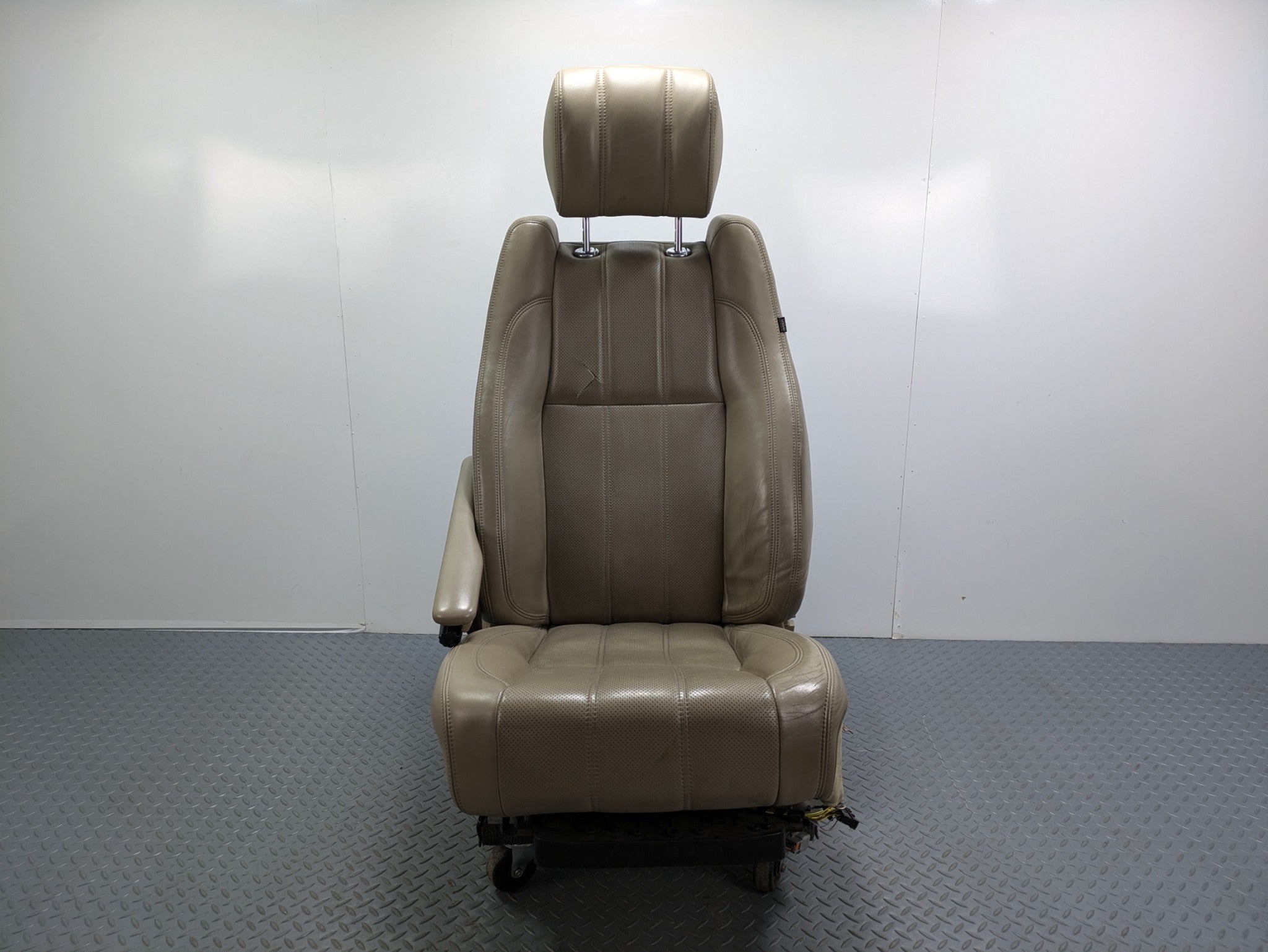 13 - 17 OEM LAND ROVER RANGE ROVER FRONT LEFT SIDE SEAT WITH HEADREST ASSEMBLY