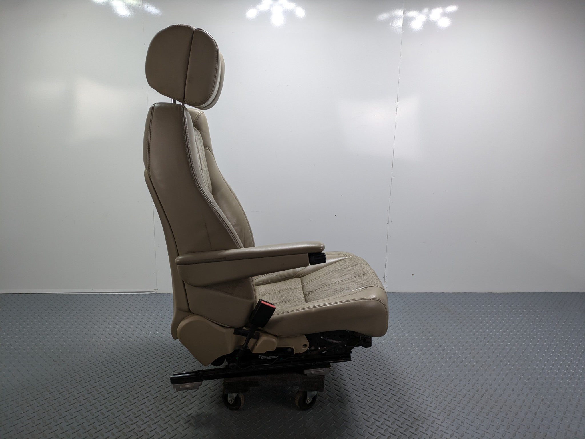 13 - 17 OEM LAND ROVER RANGE ROVER FRONT LEFT SIDE SEAT WITH HEADREST ASSEMBLY