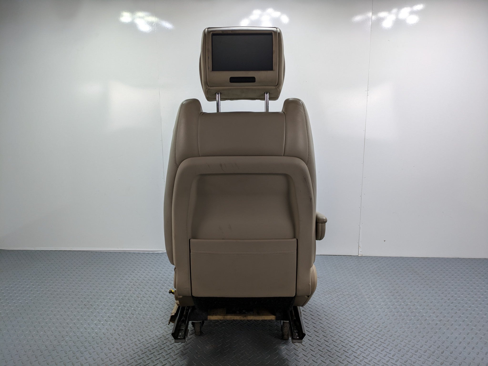 13 - 17 OEM LAND ROVER RANGE ROVER FRONT LEFT SIDE SEAT WITH HEADREST ASSEMBLY