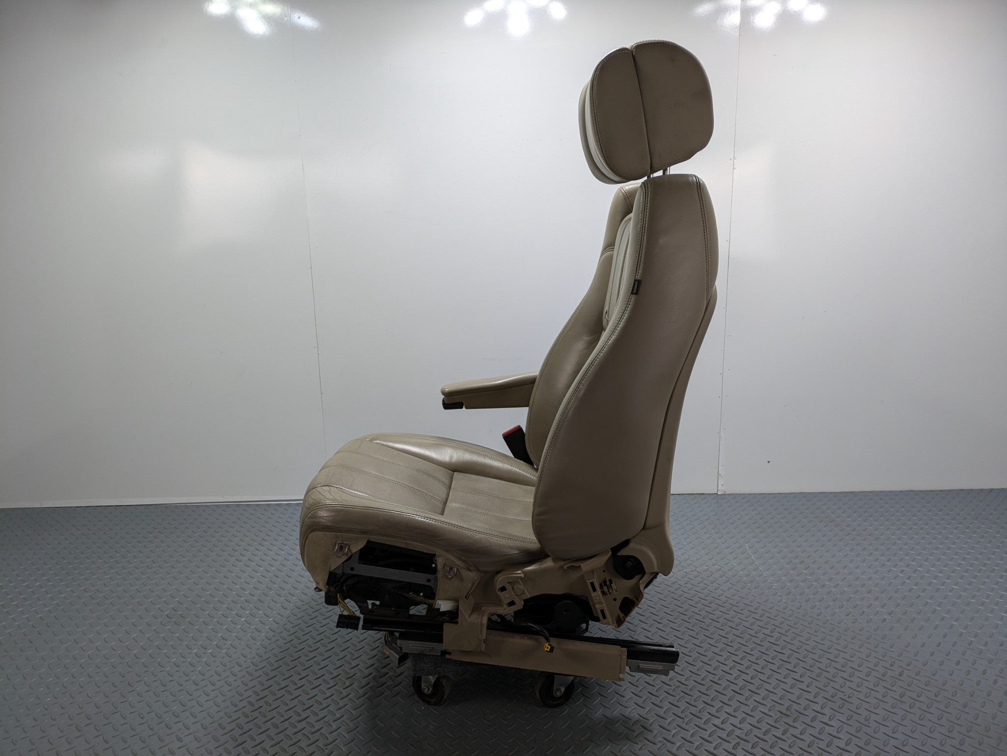 13 - 17 OEM LAND ROVER RANGE ROVER FRONT LEFT SIDE SEAT WITH HEADREST ASSEMBLY