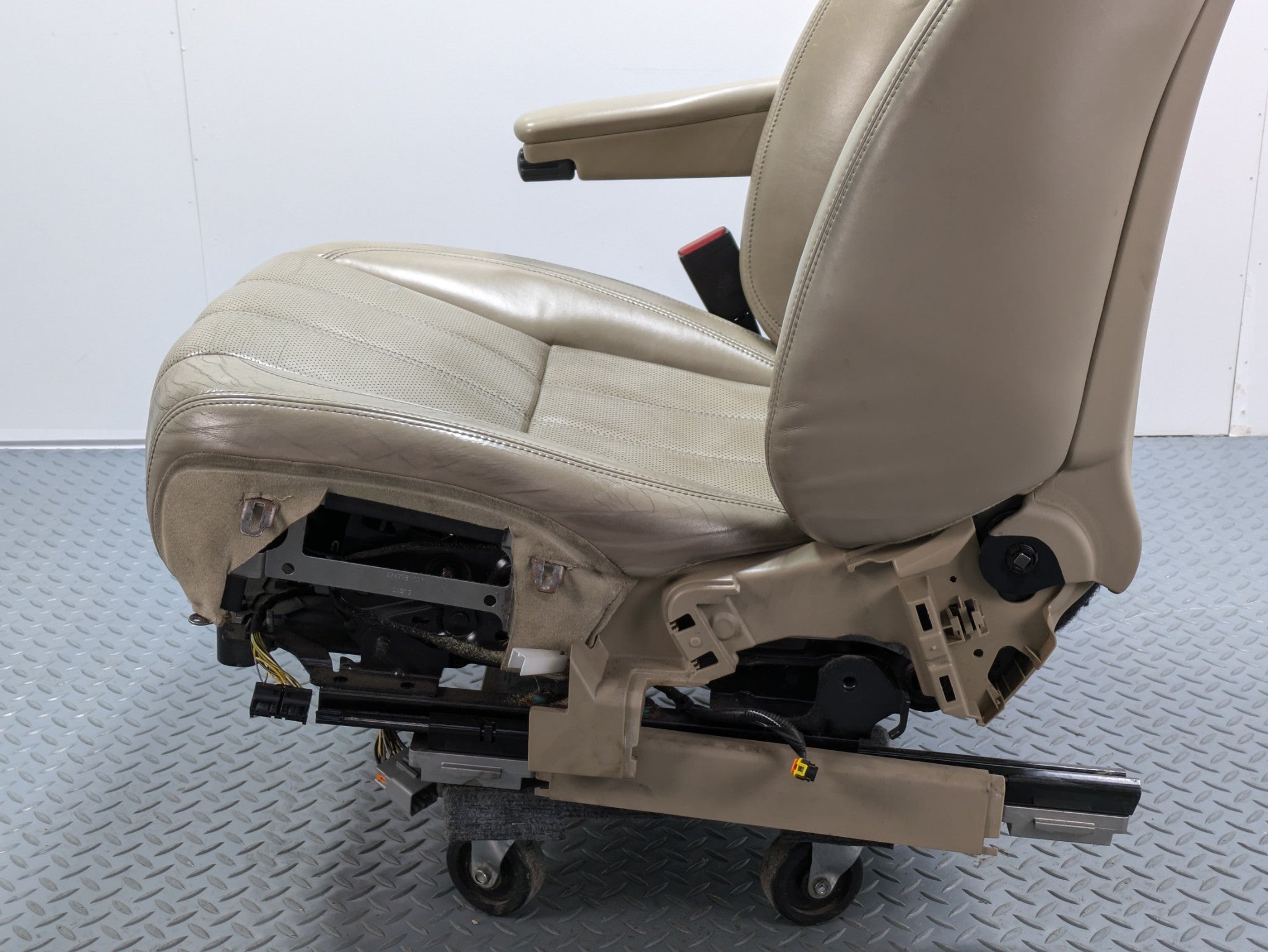 13 - 17 OEM LAND ROVER RANGE ROVER FRONT LEFT SIDE SEAT WITH HEADREST ASSEMBLY