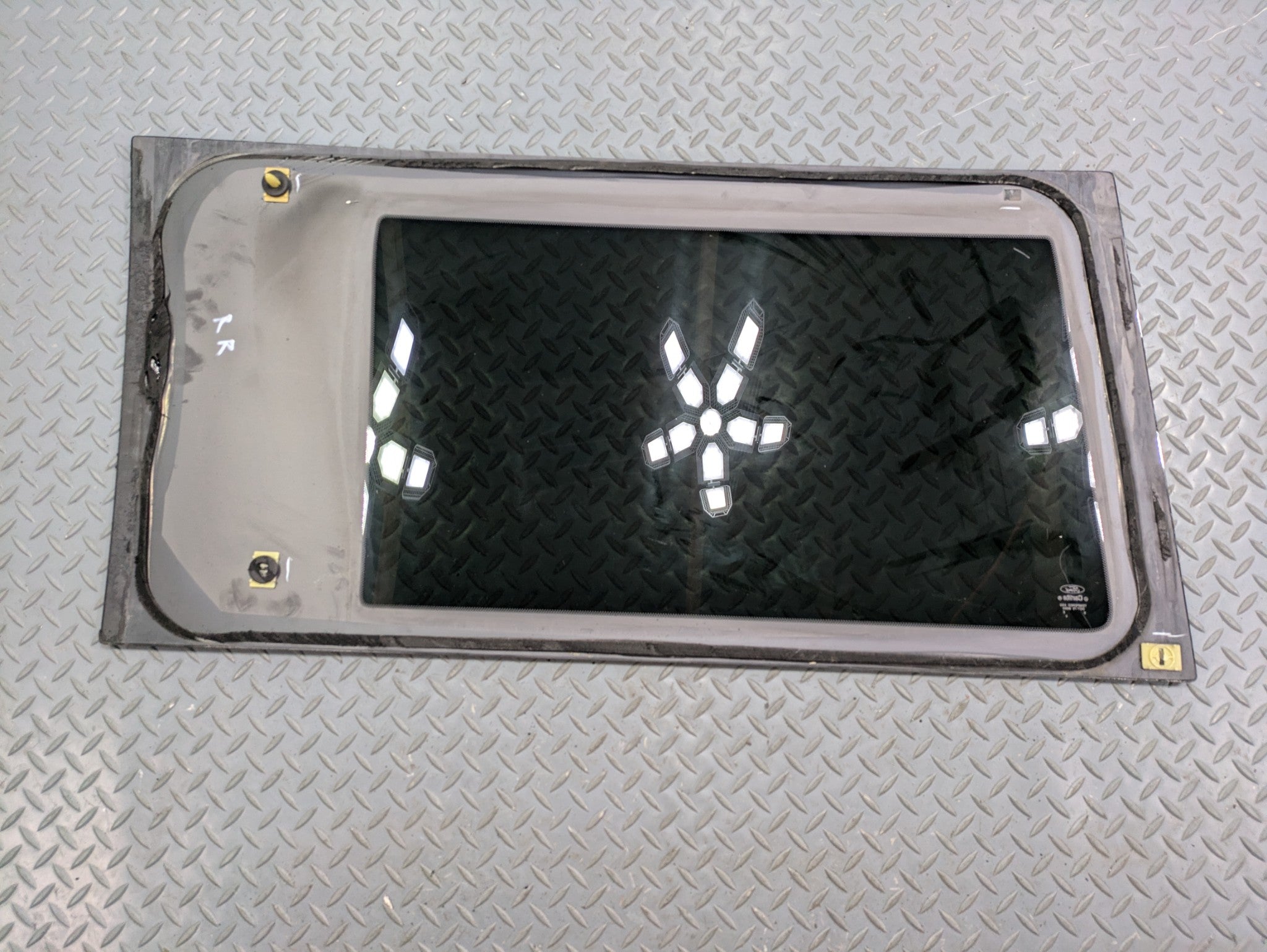 2009 - 2012 OEM FORD FLEX REAR RIGHT PASSENGER SIDE WINDOW QUARTER GLASS