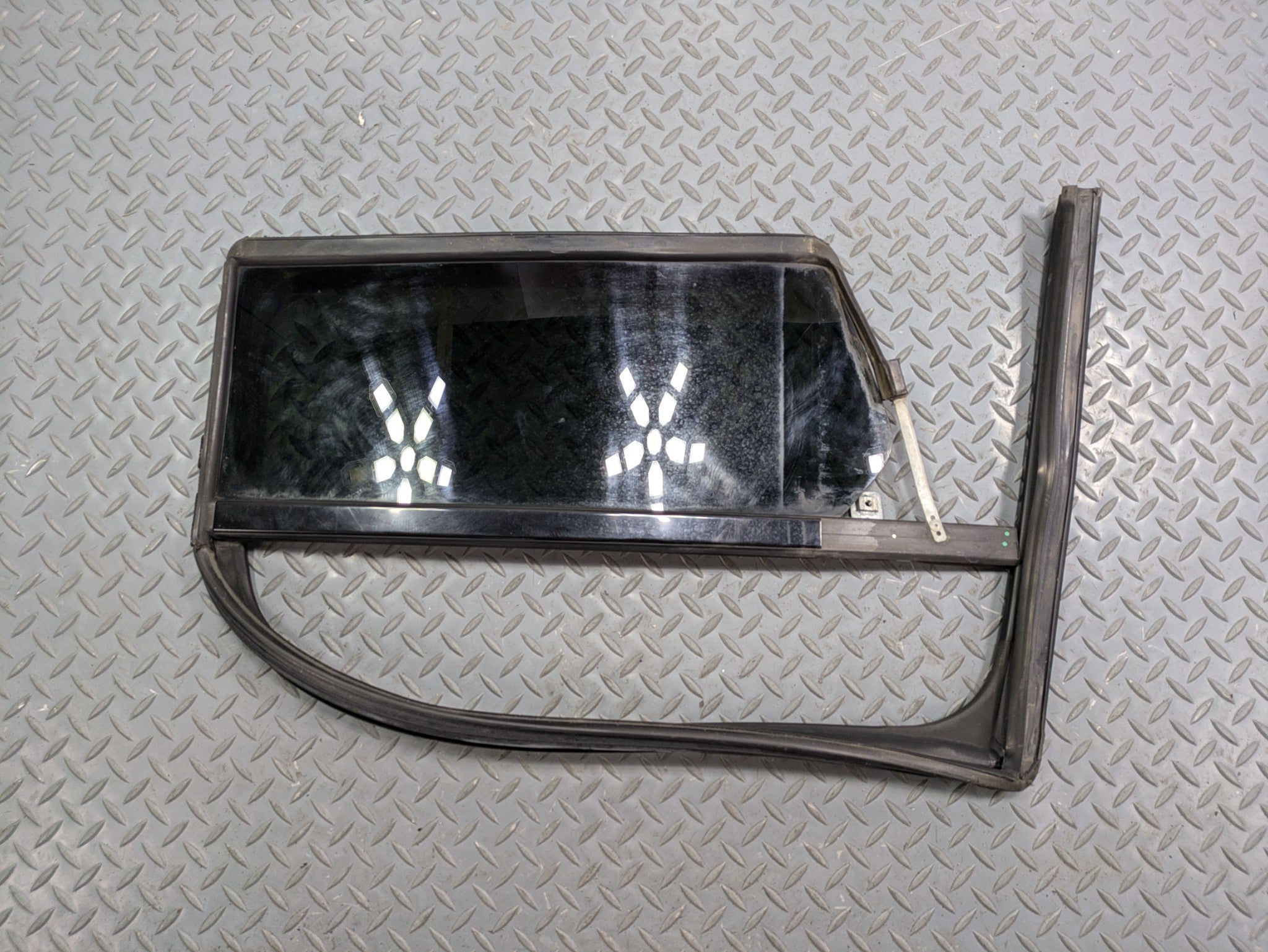 2009 - 2012 OEM FORD FLEX REAR LEFT DRIVER SIDE WINDOW VENT GLASS