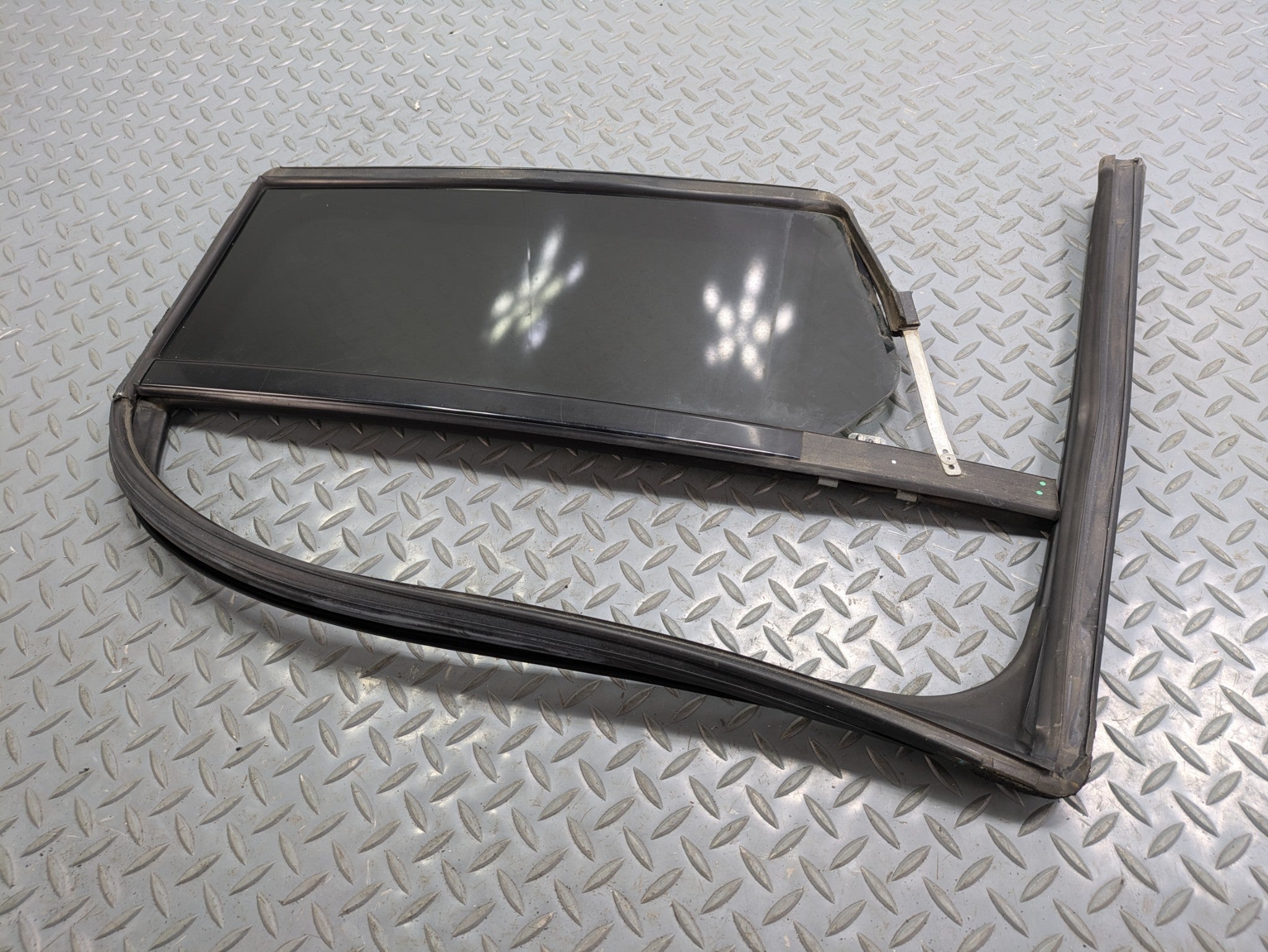 2009 - 2012 OEM FORD FLEX REAR LEFT DRIVER SIDE WINDOW VENT GLASS