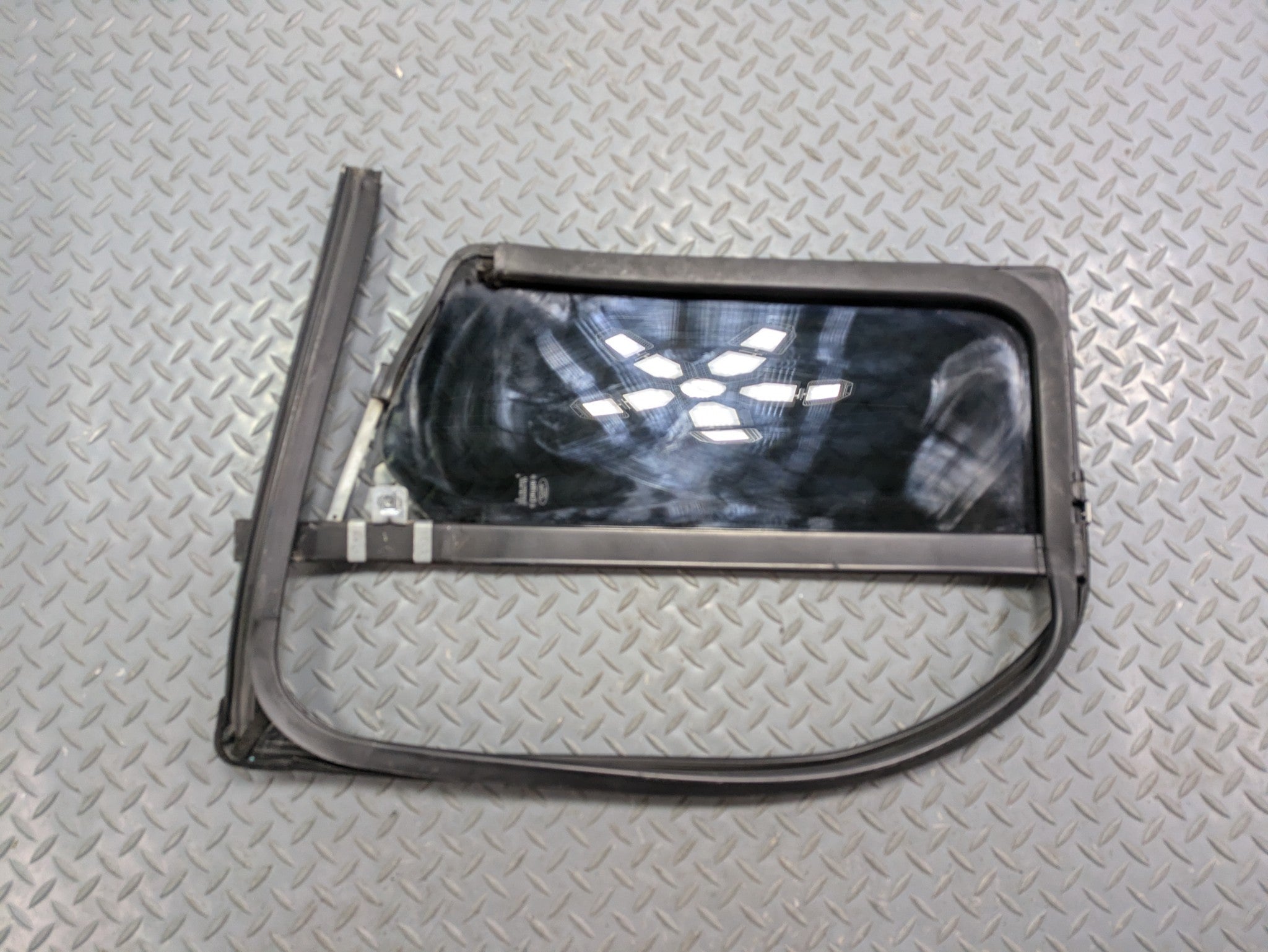2009 - 2012 OEM FORD FLEX REAR LEFT DRIVER SIDE WINDOW VENT GLASS