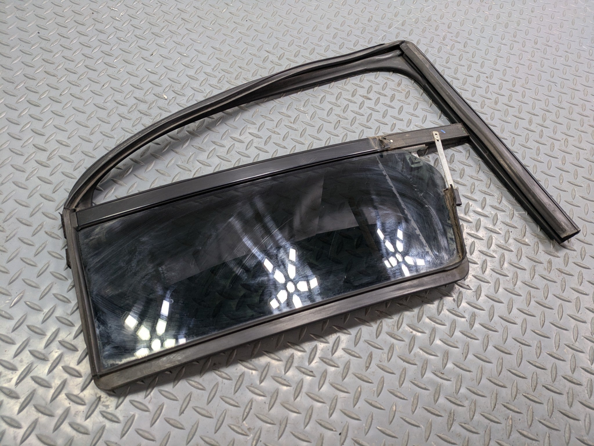 2009 - 2012 OEM FORD FLEX REAR RIGHT PASSENGER SIDE VENT GLASS WINDOW