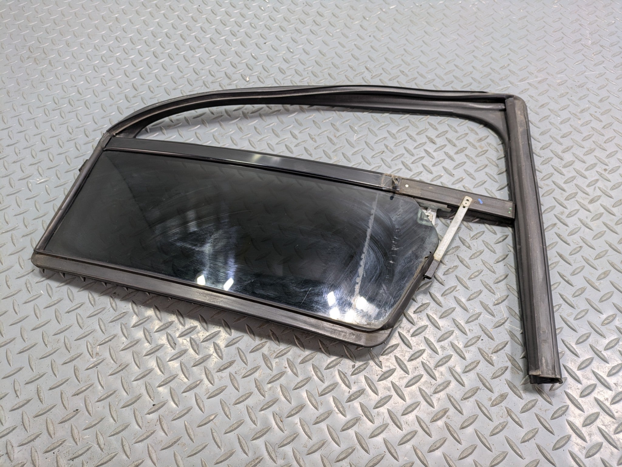 2009 - 2012 OEM FORD FLEX REAR RIGHT PASSENGER SIDE VENT GLASS WINDOW