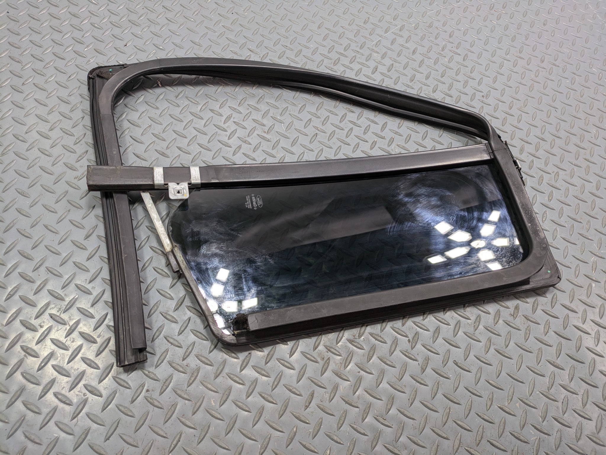 2009 - 2012 OEM FORD FLEX REAR RIGHT PASSENGER SIDE VENT GLASS WINDOW