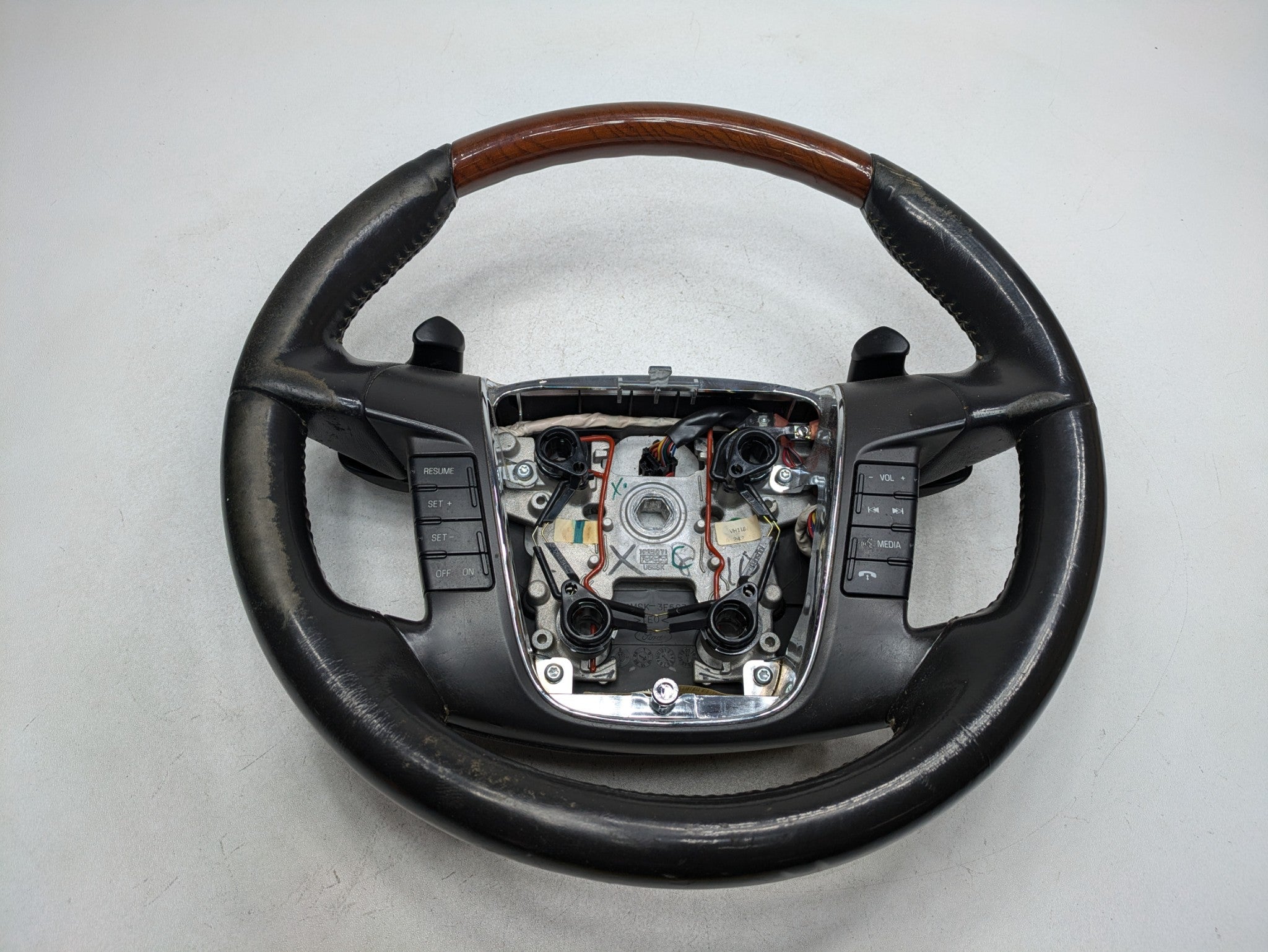 2009 - 2012 OEM FORD FLEX STEERING WHEEL WITH CONTROL SWITCH ASSEMBLY