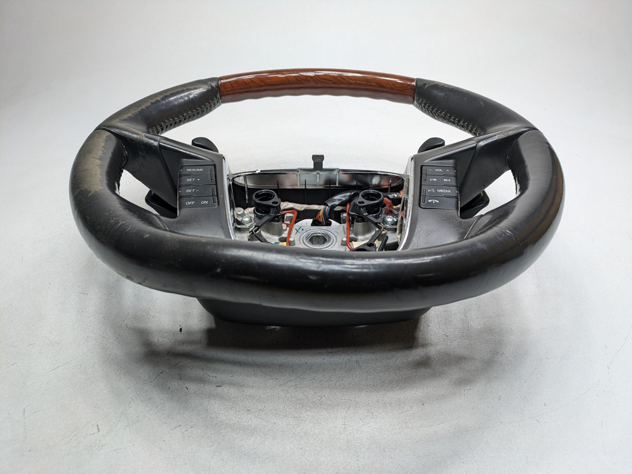 2009 - 2012 OEM FORD FLEX STEERING WHEEL WITH CONTROL SWITCH ASSEMBLY