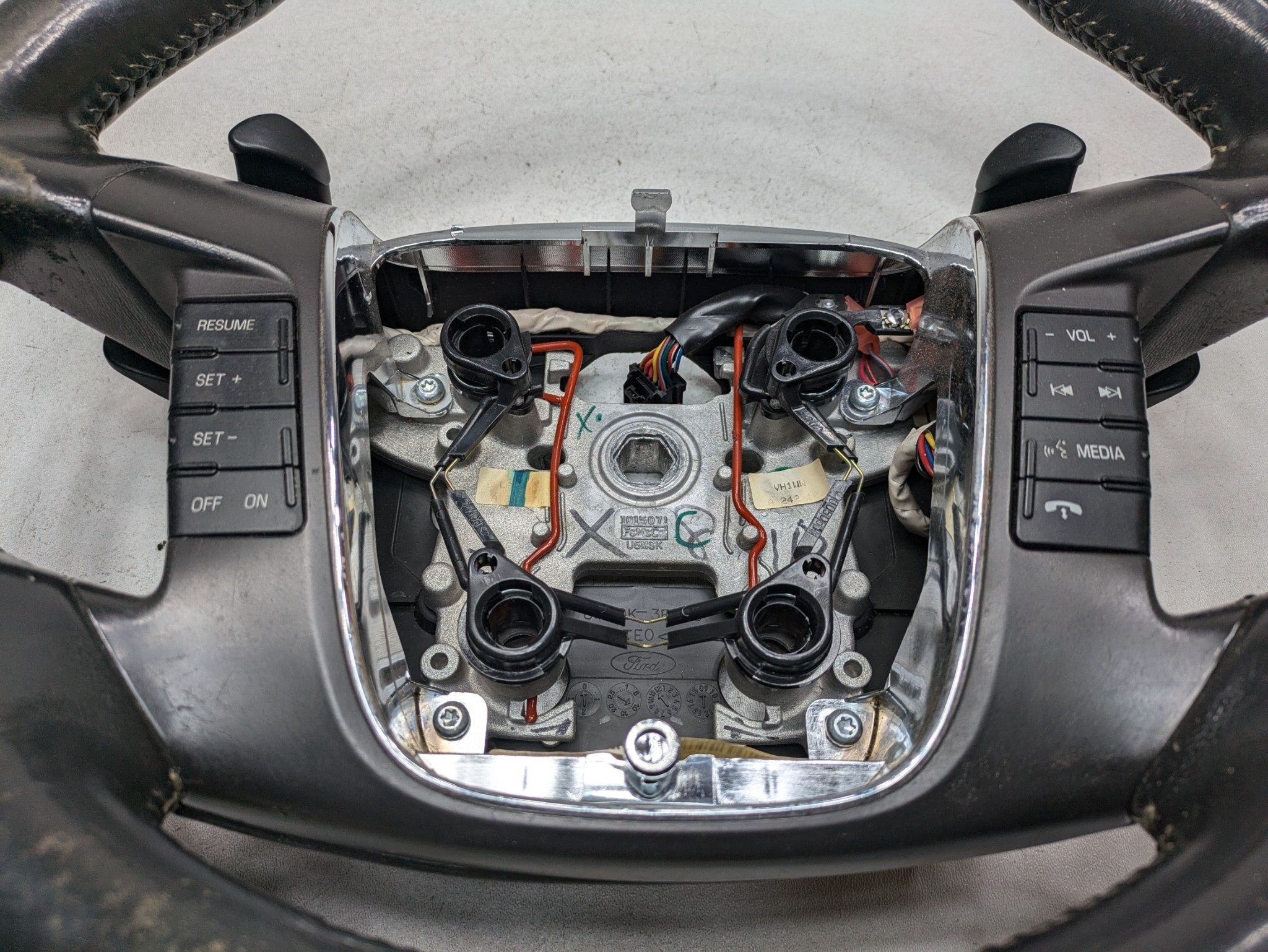 2009 - 2012 OEM FORD FLEX STEERING WHEEL WITH CONTROL SWITCH ASSEMBLY