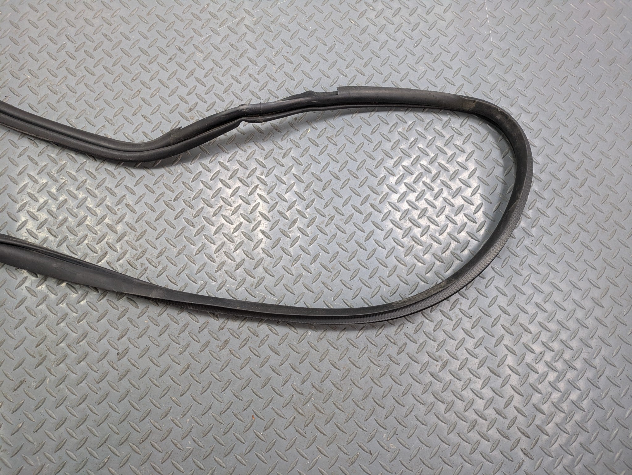 2009 - 2012 OEM FORD FLEX REAR RIGHT SIDE DOOR SEAL WEATHERSTRIP RUBBER