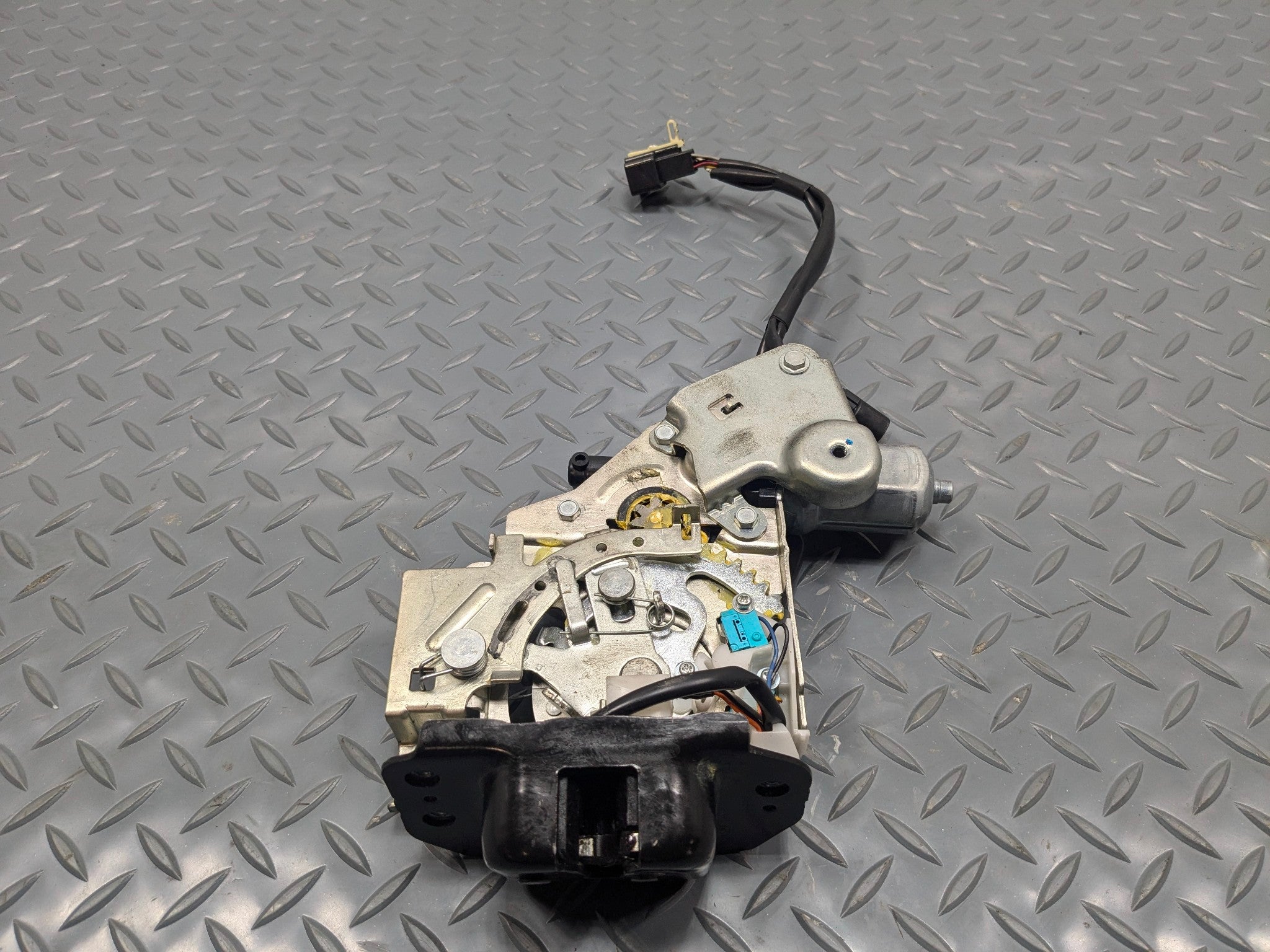 2009 - 2012 OEM FORD FLEX POWER LIFTGATE LID LATCH WITH MOTOR ACTUATOR