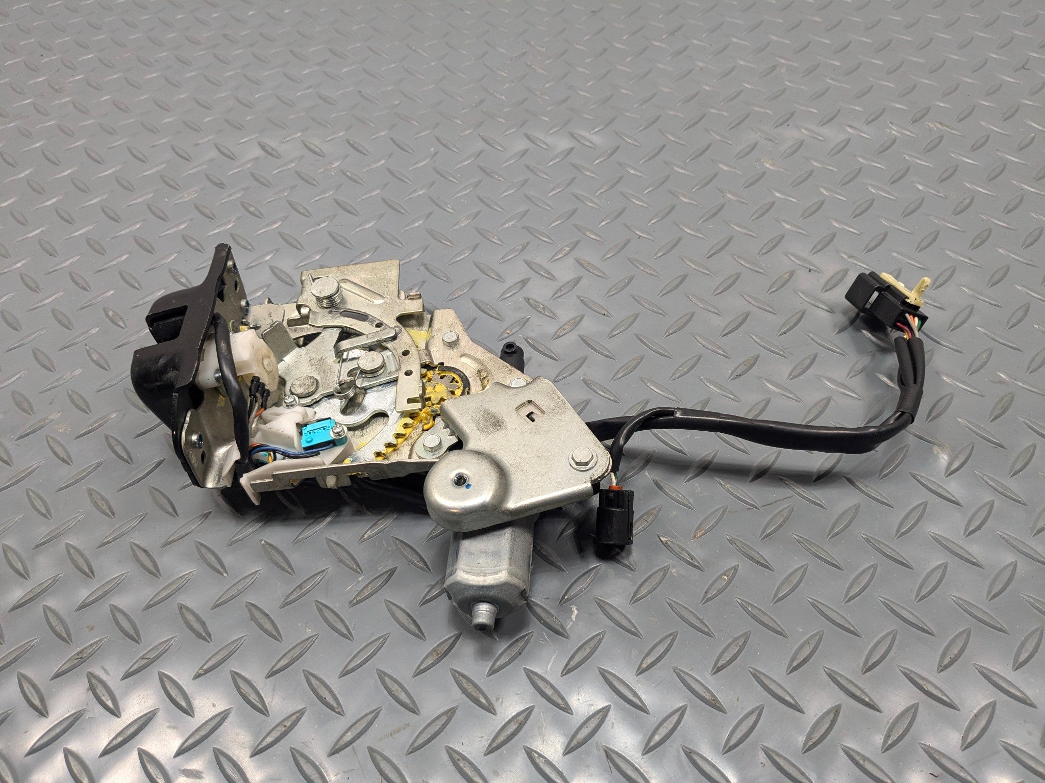 2009 - 2012 OEM FORD FLEX POWER LIFTGATE LID LATCH WITH MOTOR ACTUATOR
