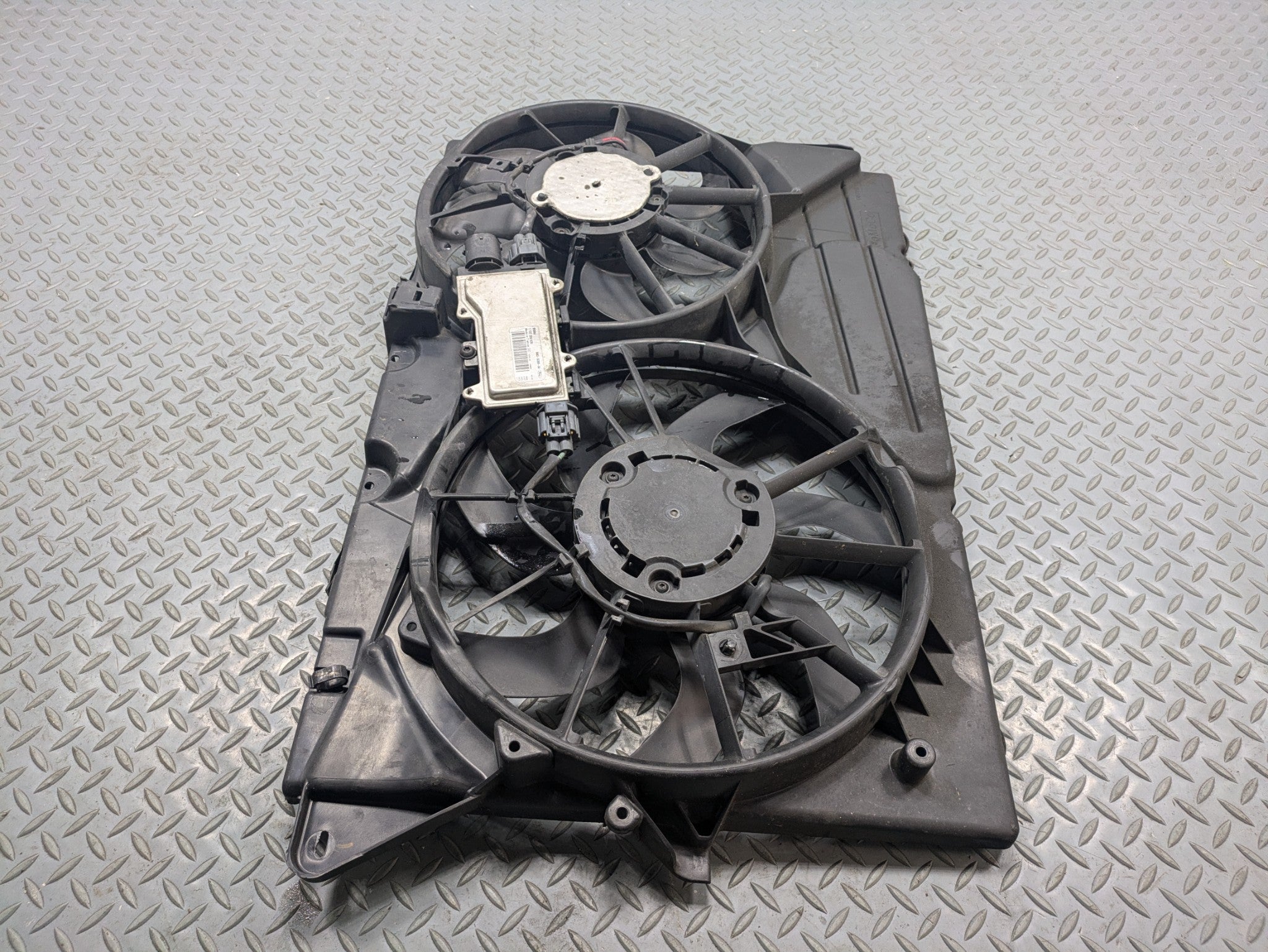 2009 - 2012 OEM FORD FLEX DUAL ELECTRIC COOLING RADIATOR FAN AND MOTOR ASSEMBLY