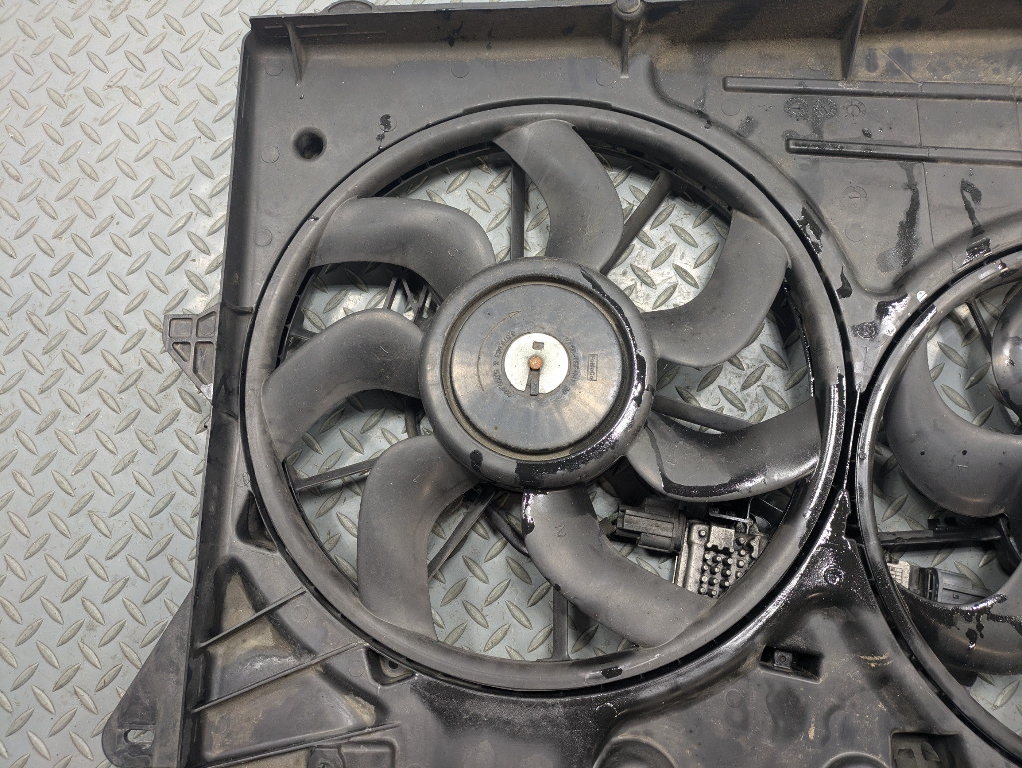 2009 - 2012 OEM FORD FLEX DUAL ELECTRIC COOLING RADIATOR FAN AND MOTOR ASSEMBLY