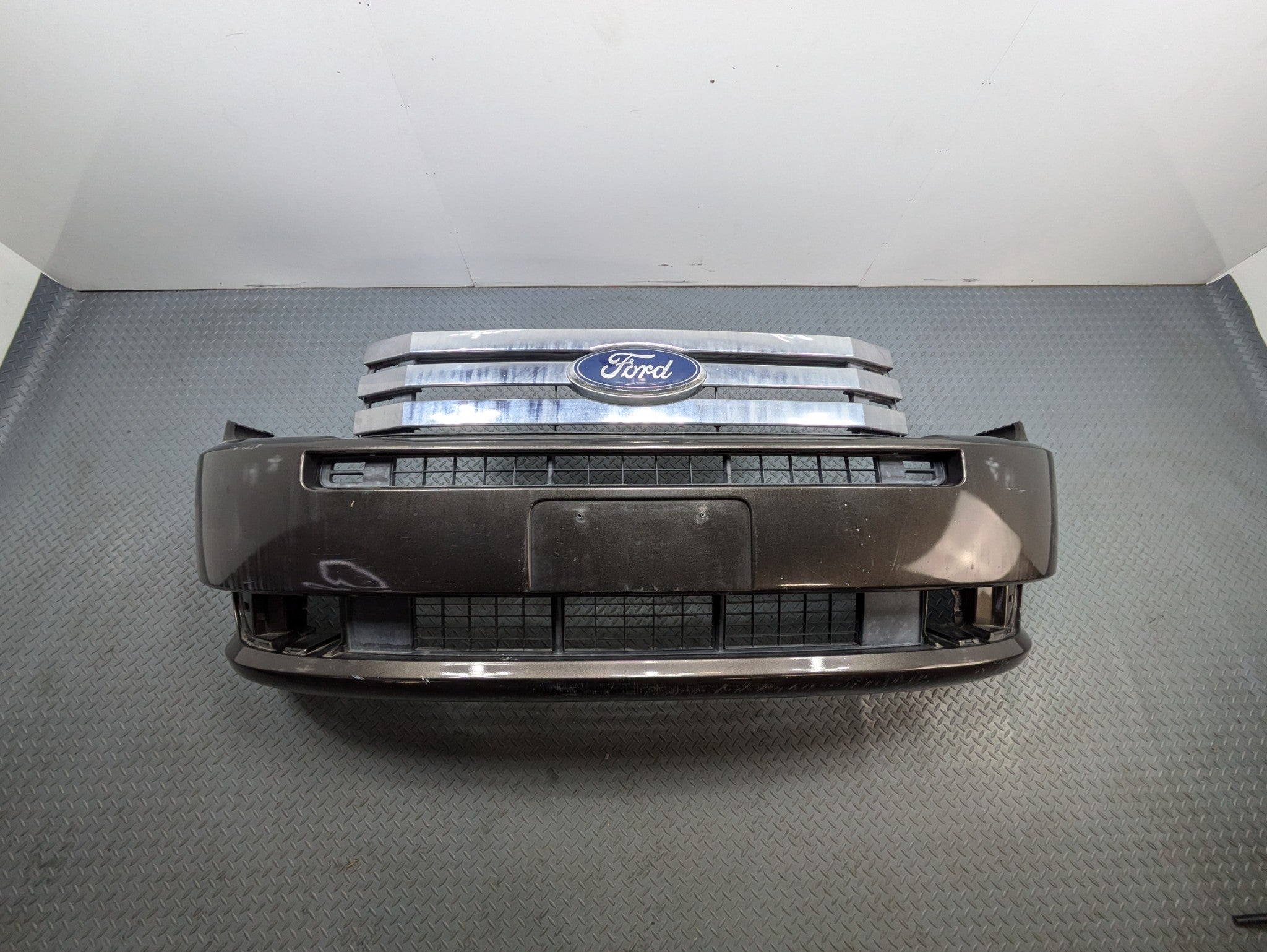 2009 - 2012 OEM FORD FLEX FRONT BUMPER COVER PANEL WITH GRILLE ASSEMBLY