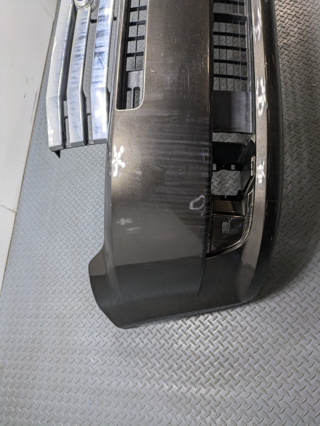 2009 - 2012 OEM FORD FLEX FRONT BUMPER COVER PANEL WITH GRILLE ASSEMBLY