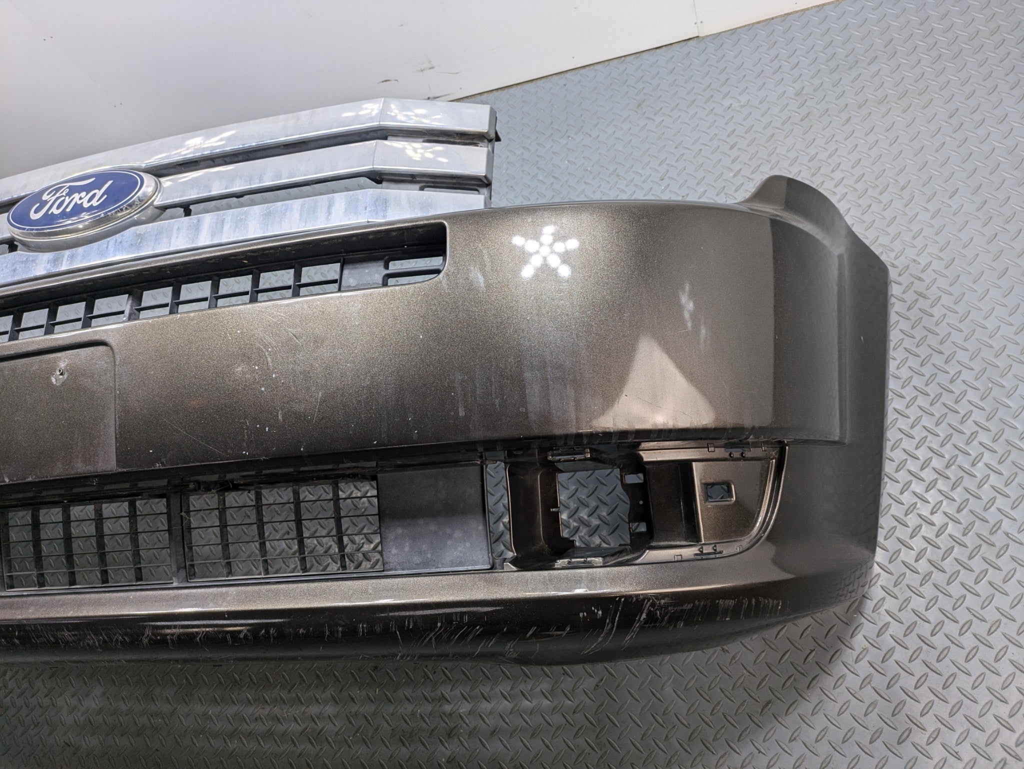 2009 - 2012 OEM FORD FLEX FRONT BUMPER COVER PANEL WITH GRILLE ASSEMBLY
