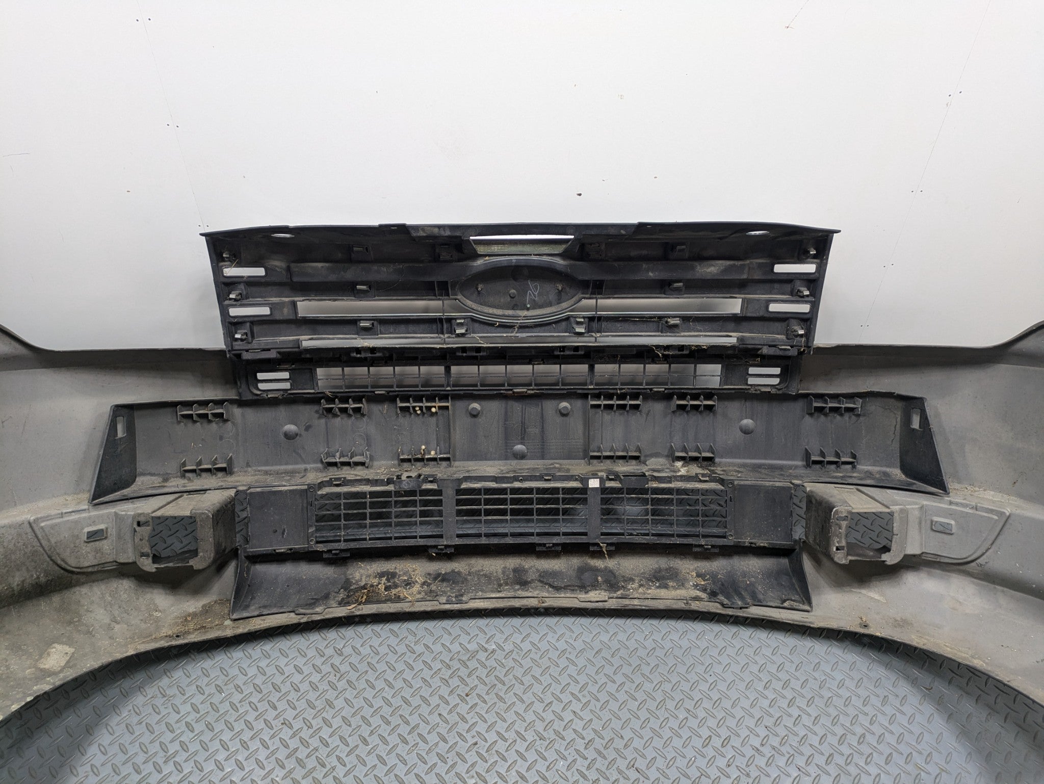 2009 - 2012 OEM FORD FLEX FRONT BUMPER COVER PANEL WITH GRILLE ASSEMBLY