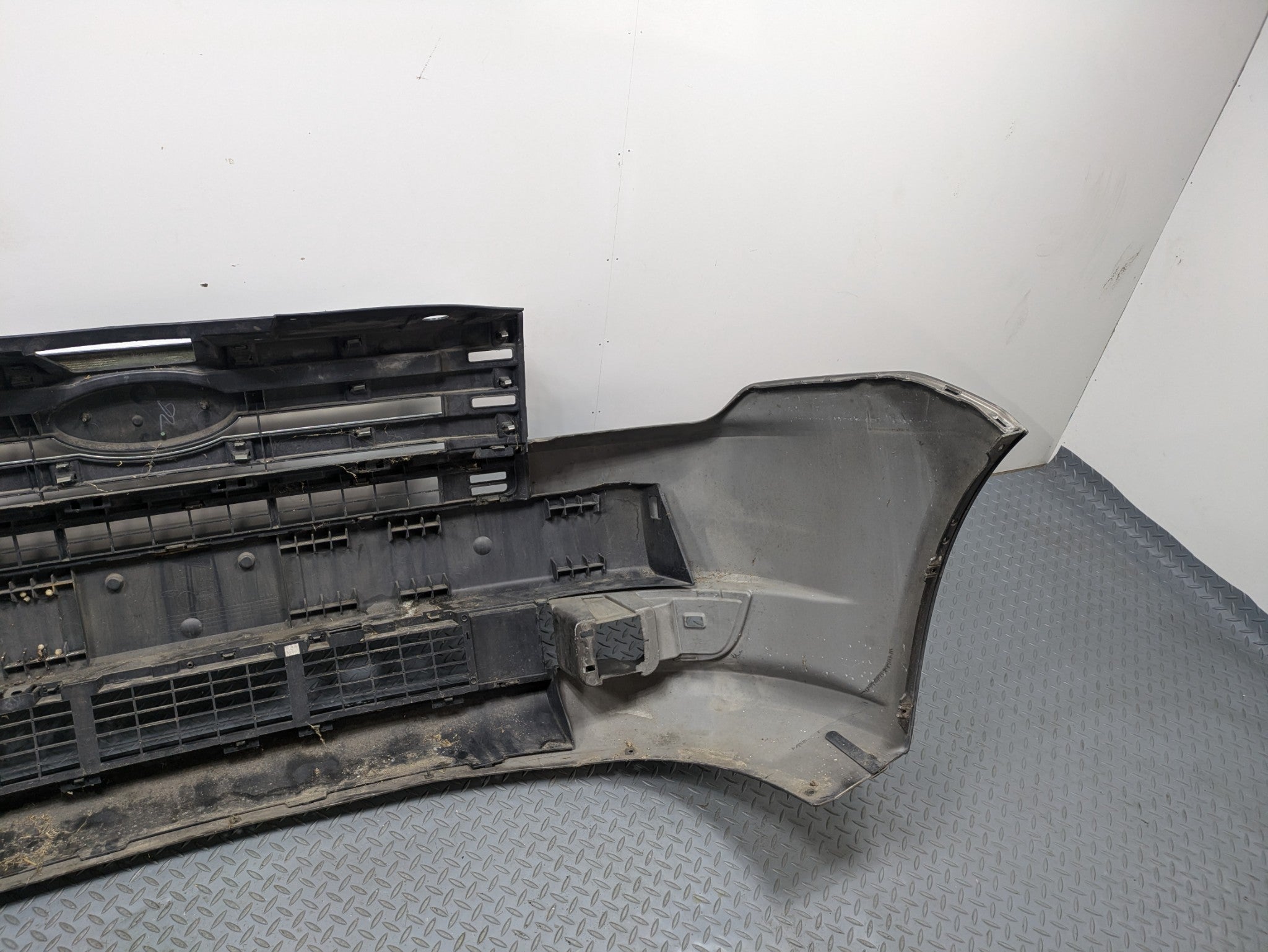 2009 - 2012 OEM FORD FLEX FRONT BUMPER COVER PANEL WITH GRILLE ASSEMBLY