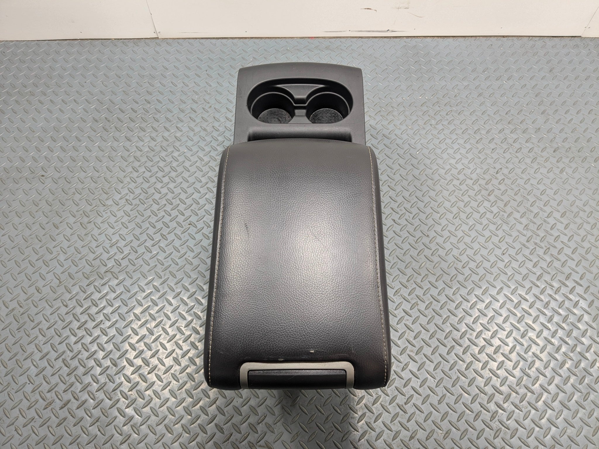 2009 - 2012 OEM FORD FLEX REAR 2ND ROW CENTER CONSOLE ARMREST CUP HOLDER FRIDGE