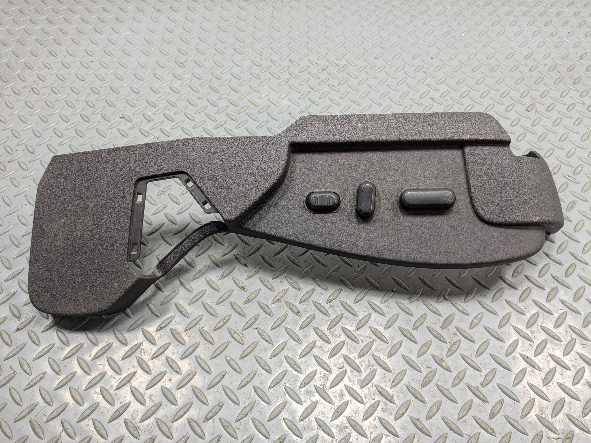 2009 - 2012 OEM FORD FLEX FRONT LEFT DRIVER SIDE SEAT HOUSING SHIELD WITH SWITCH