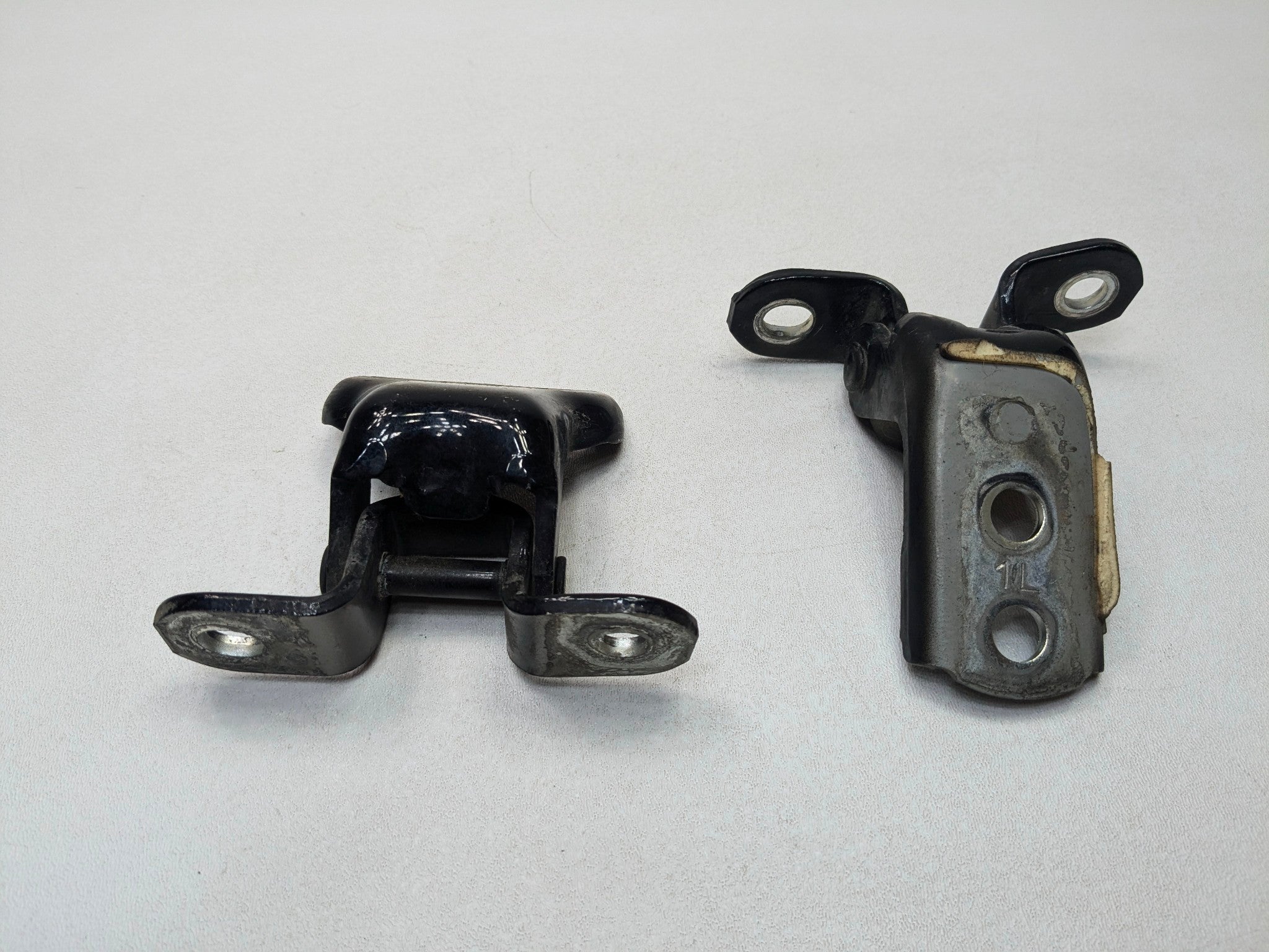 06 - 08 OEM LEXUS IS250 FRONT LEFT DRIVER SIDE DOOR HINGE UPPER AND LOWER SET