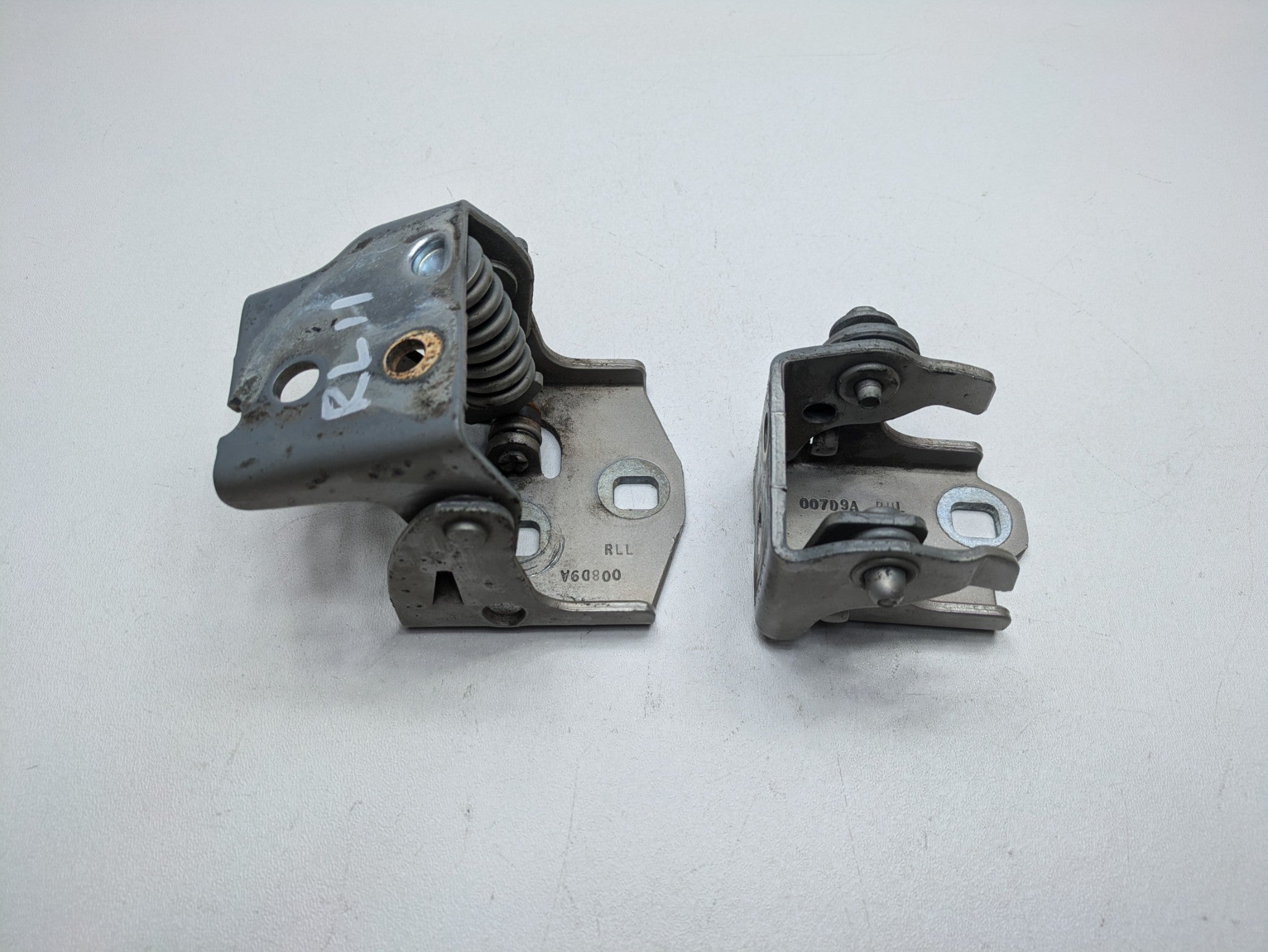 08 - 09 OEM CHEVROLET TAHOE HYBRID REAR LEFT SIDE UPPER AND LOWER DOOR HINGE SET