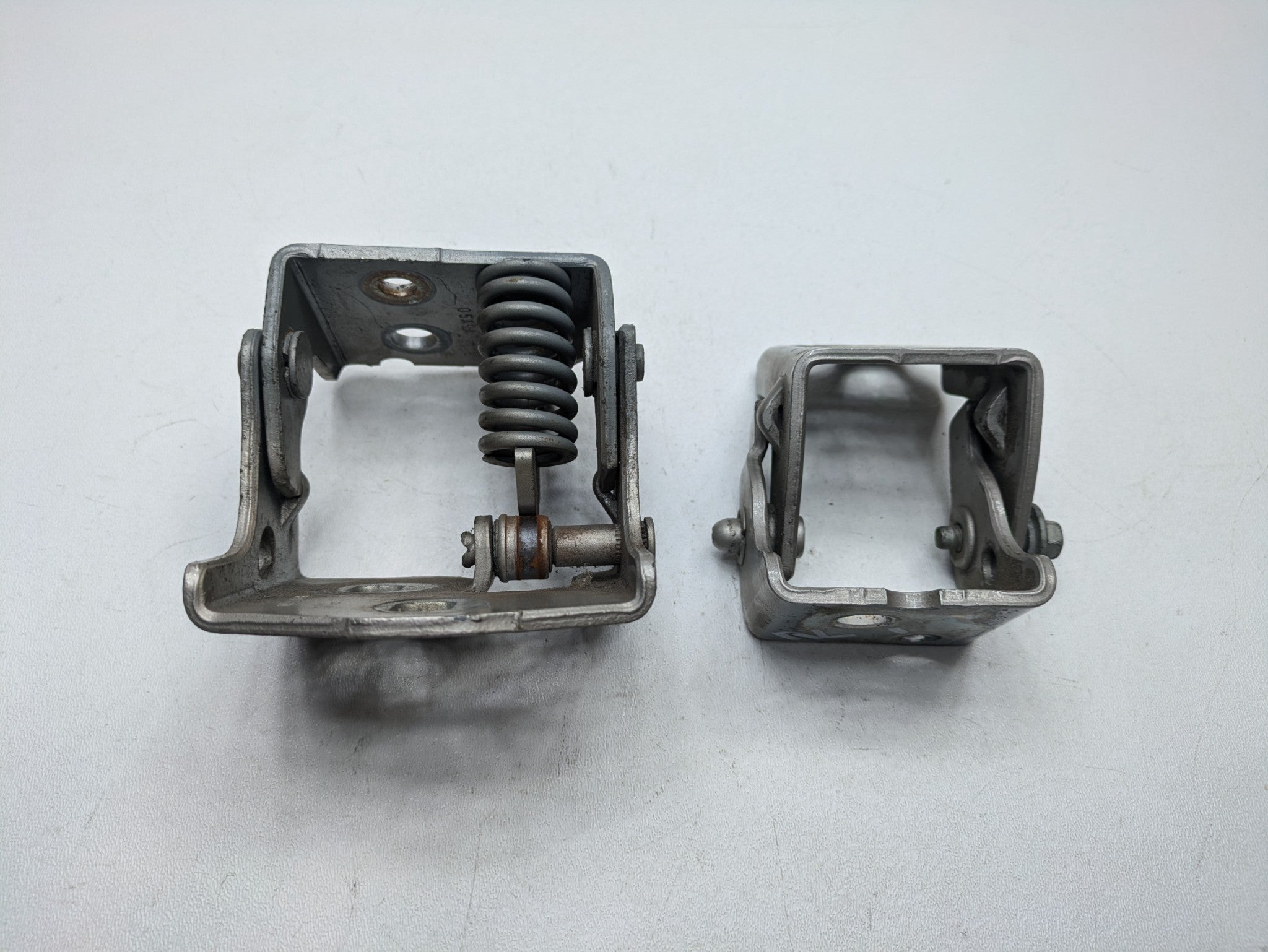 08 - 09 OEM CHEVROLET TAHOE HYBRID REAR LEFT SIDE UPPER AND LOWER DOOR HINGE SET