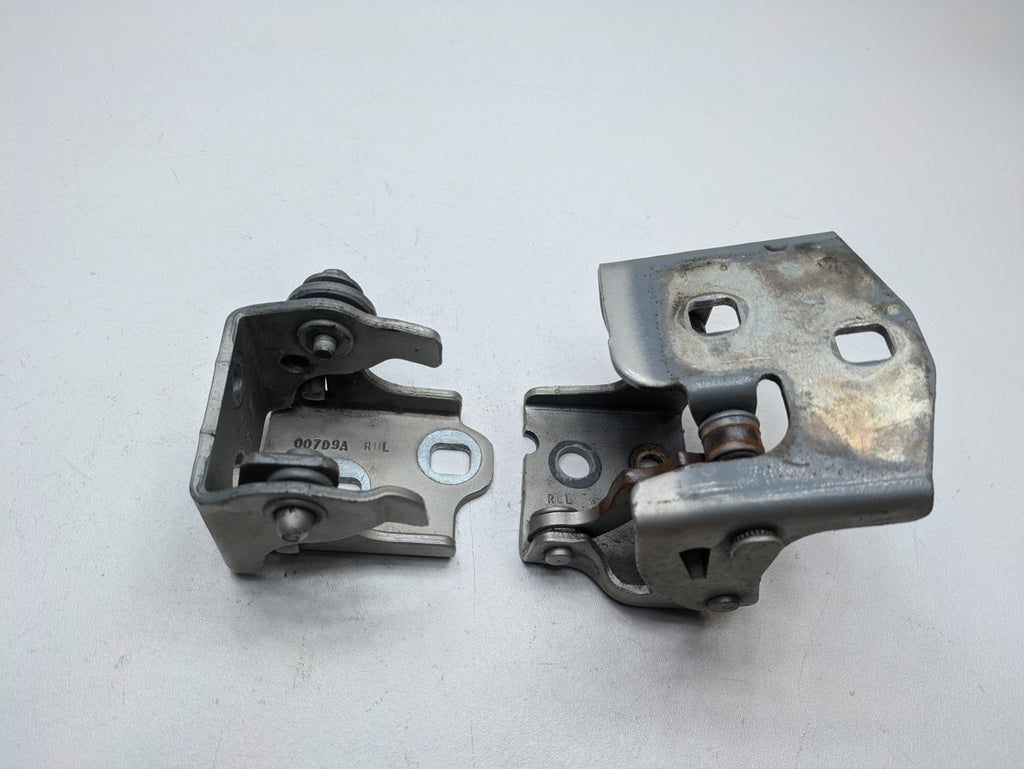 08 - 09 OEM CHEVROLET TAHOE HYBRID REAR LEFT SIDE UPPER AND LOWER DOOR HINGE SET