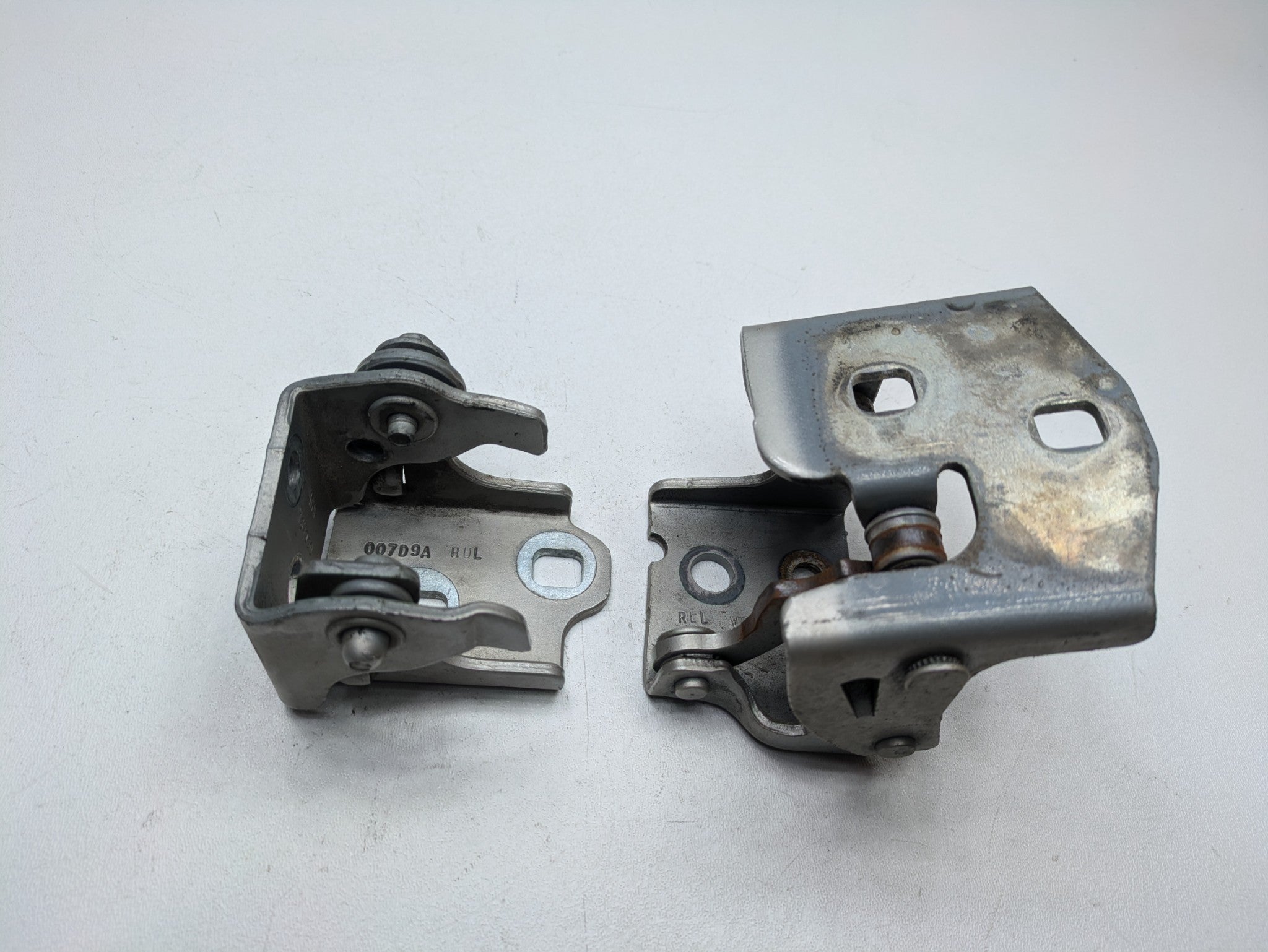 08 - 09 OEM CHEVROLET TAHOE HYBRID REAR LEFT SIDE UPPER AND LOWER DOOR HINGE SET