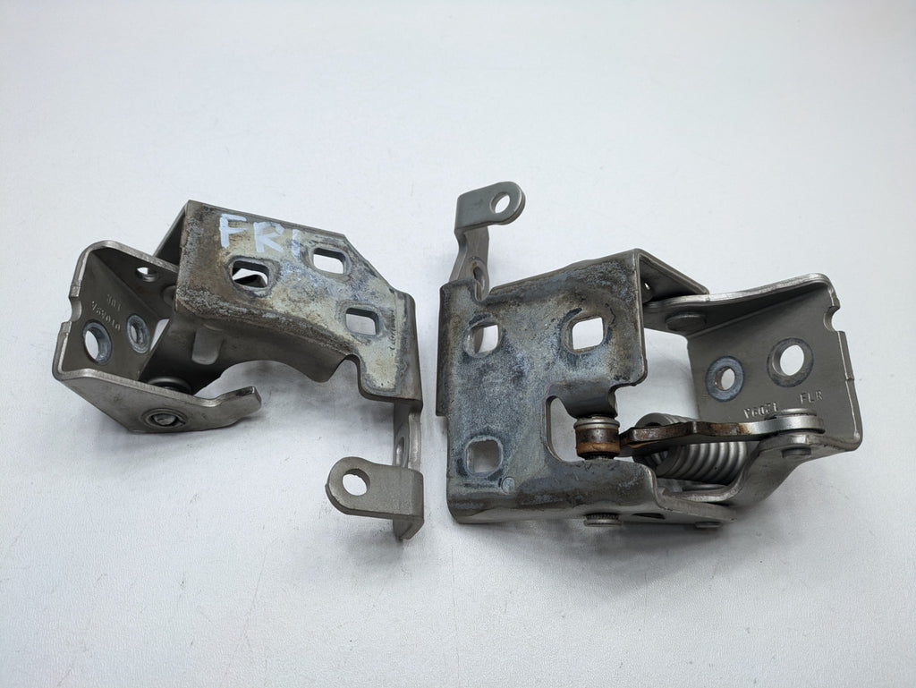 08 - 09 OEM CHEVROLET TAHOE HYBRID FRONT RIGHT UPPER AND LOWER DOOR HINGE SET