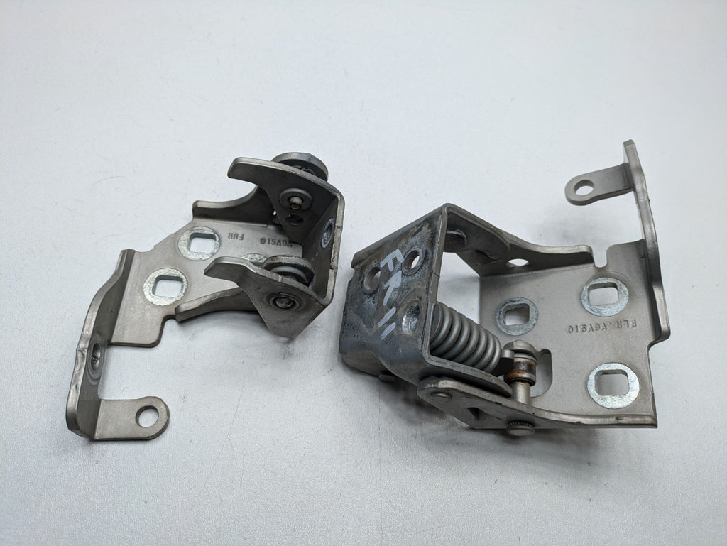 08 - 09 OEM CHEVROLET TAHOE HYBRID FRONT RIGHT UPPER AND LOWER DOOR HINGE SET