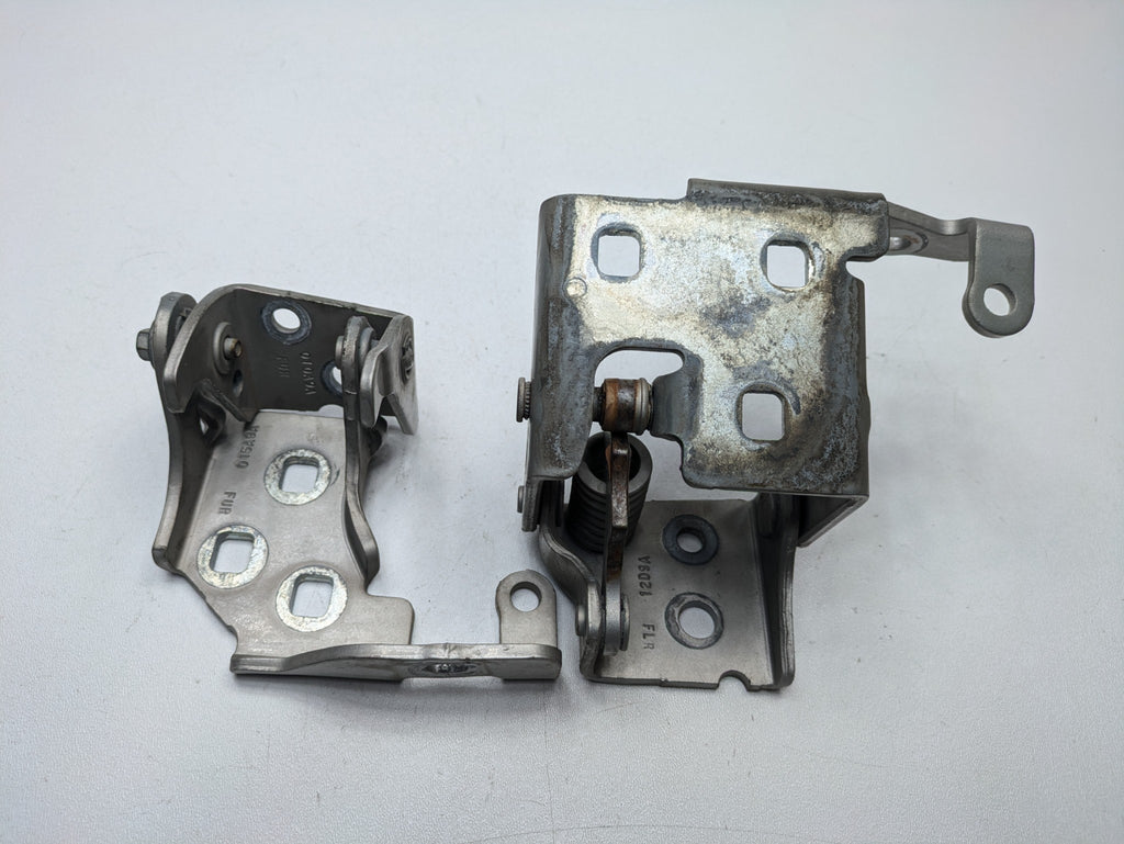 08 - 09 OEM CHEVROLET TAHOE HYBRID FRONT RIGHT UPPER AND LOWER DOOR HINGE SET