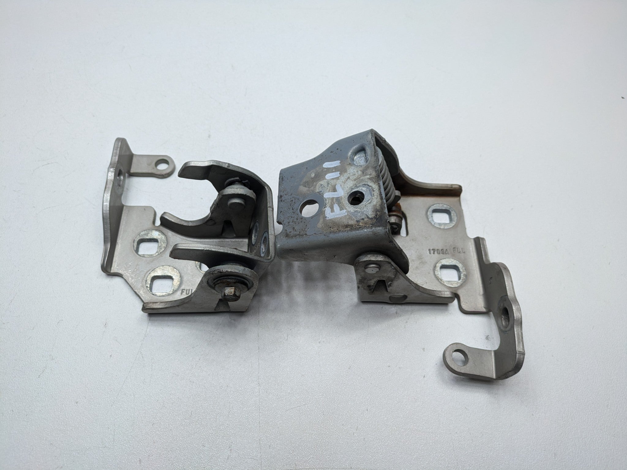 08 - 09 OEM CHEVROLET TAHOE HYBRID FRONT LEFT UPPER AND LOWER DOOR HINGE SET