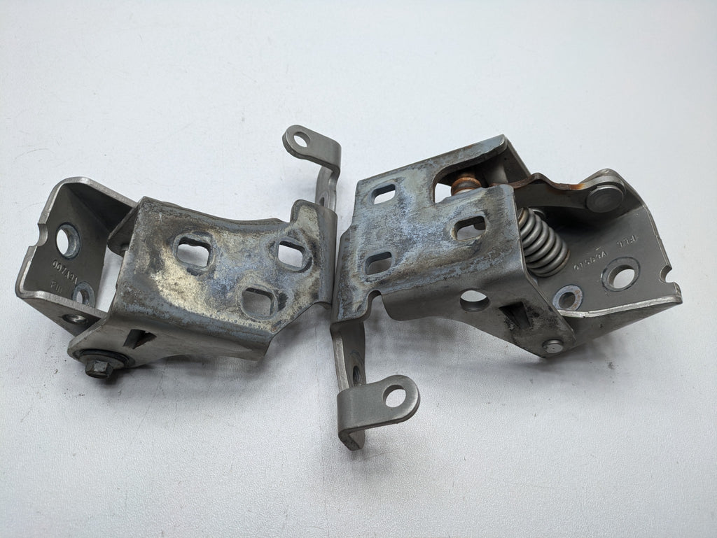 08 - 09 OEM CHEVROLET TAHOE HYBRID FRONT LEFT UPPER AND LOWER DOOR HINGE SET