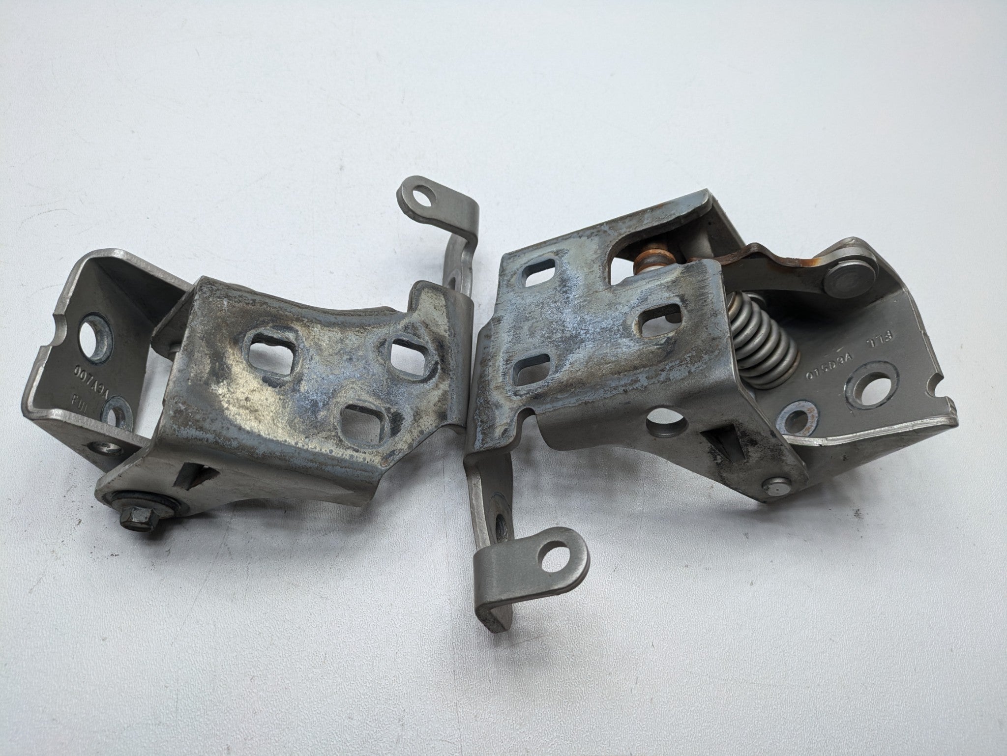 08 - 09 OEM CHEVROLET TAHOE HYBRID FRONT LEFT UPPER AND LOWER DOOR HINGE SET